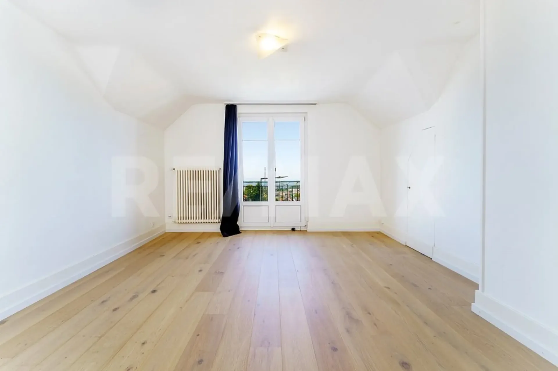 Lumineux appartement de 2,5 pièces avec balcon et vue sur le lac