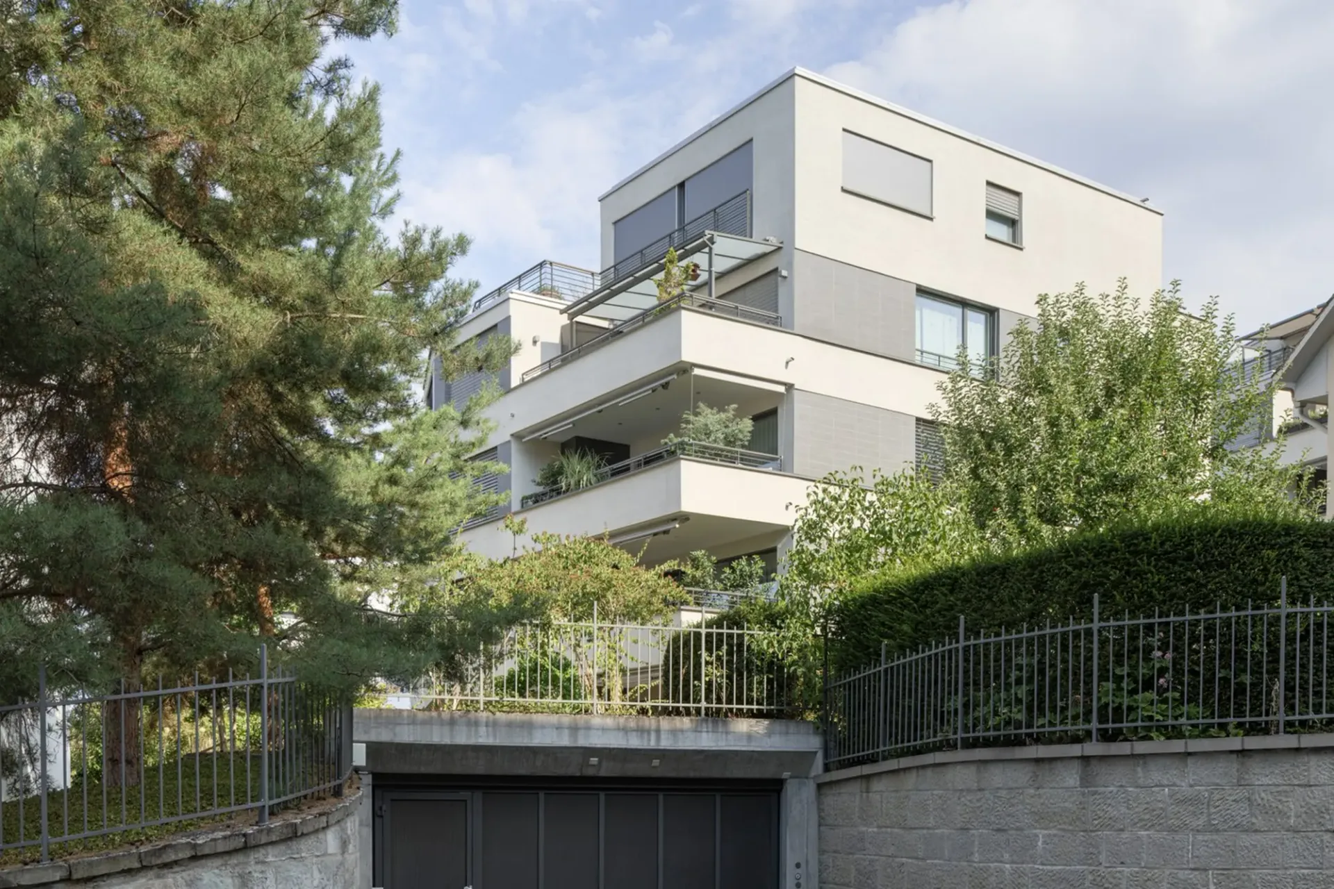 High-quality, spacious 2.5-room garden apartment