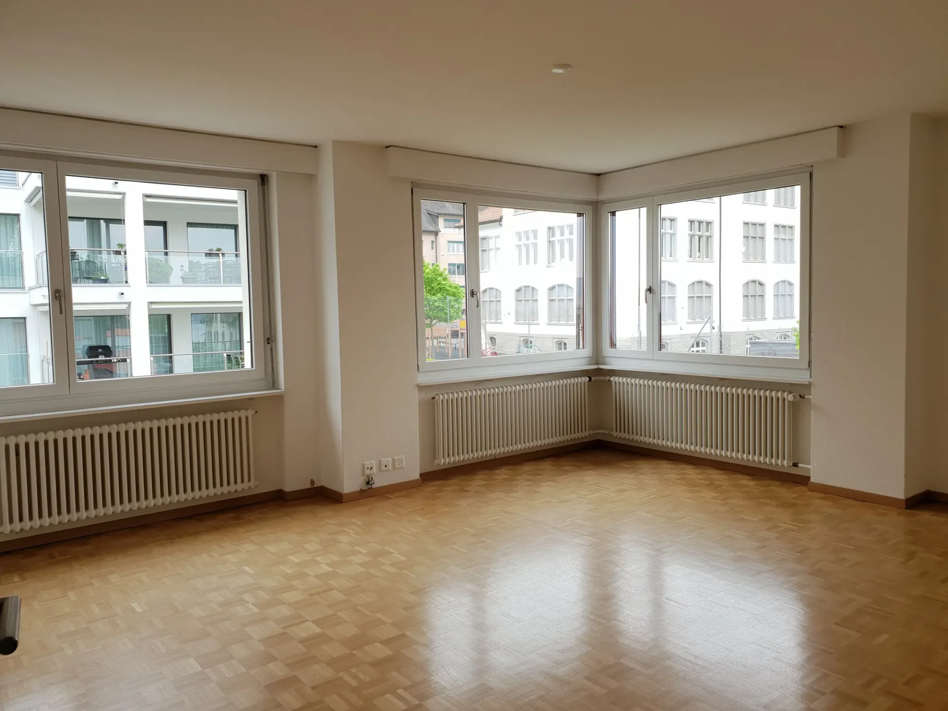 Leben im Dorfzentrum mit allen Annehmlickeiten und Balkon