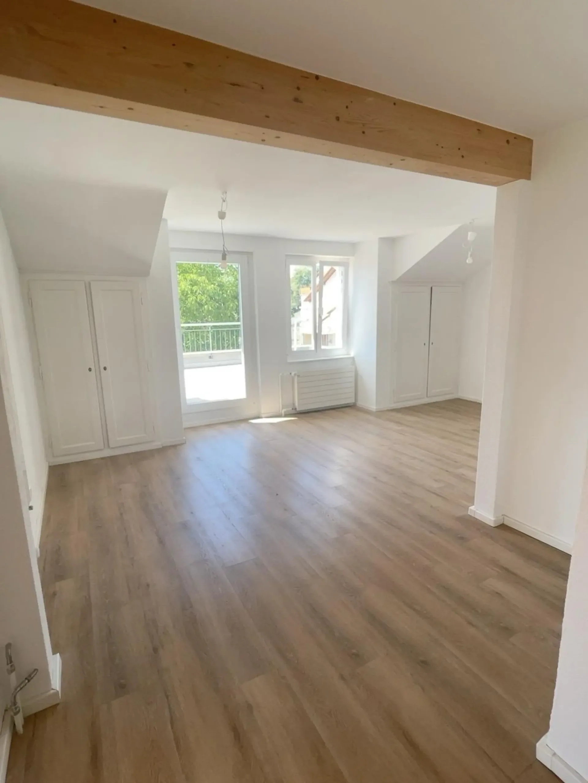 Zu vermieten in Avenches - Charmantes 3.5-Zimmer-Wohnung mit großer Terrasse und Balkon.