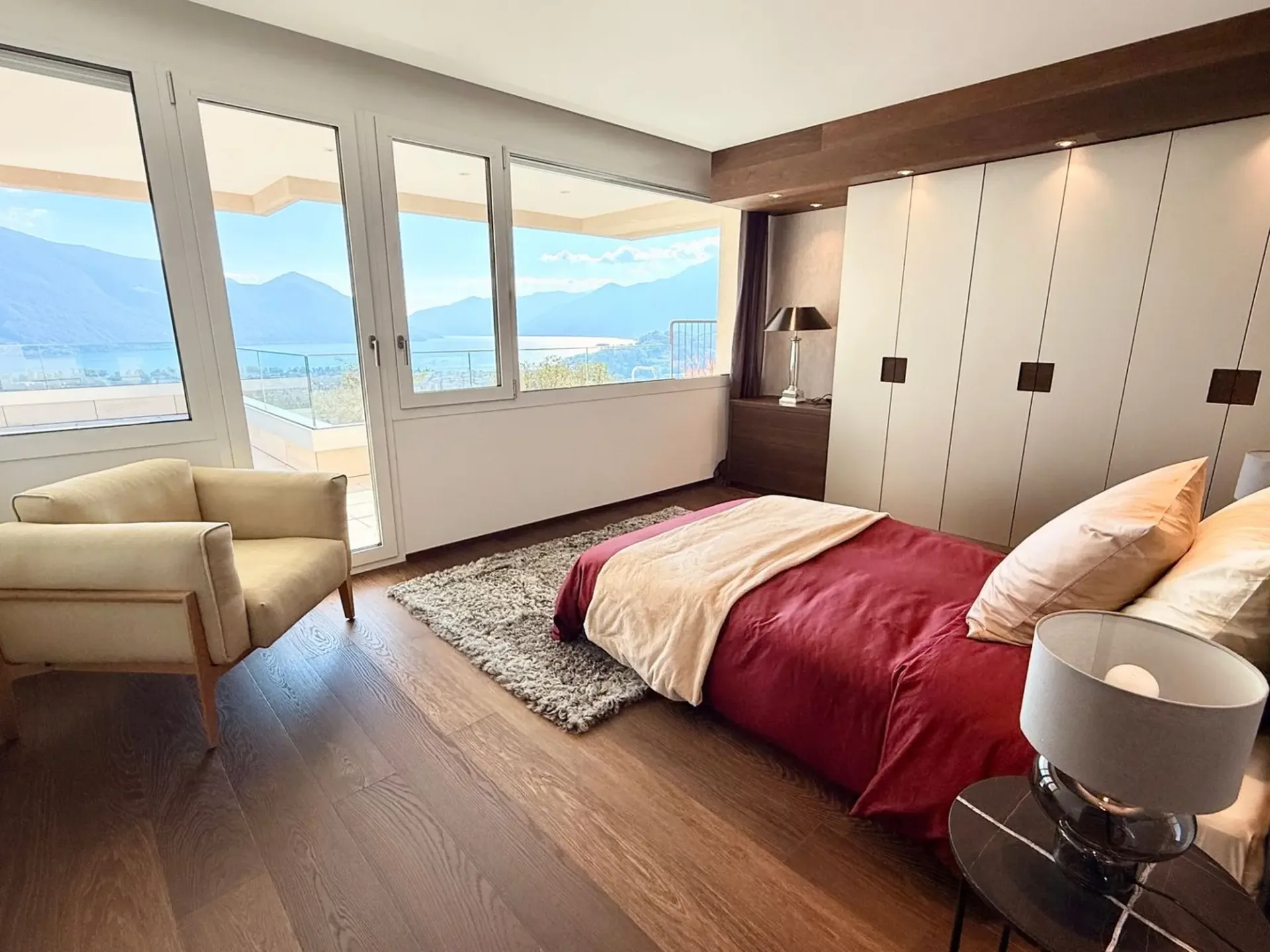 Grande Appartamento di Lusso con Ampia Terrazza e Vista Mozzafiato