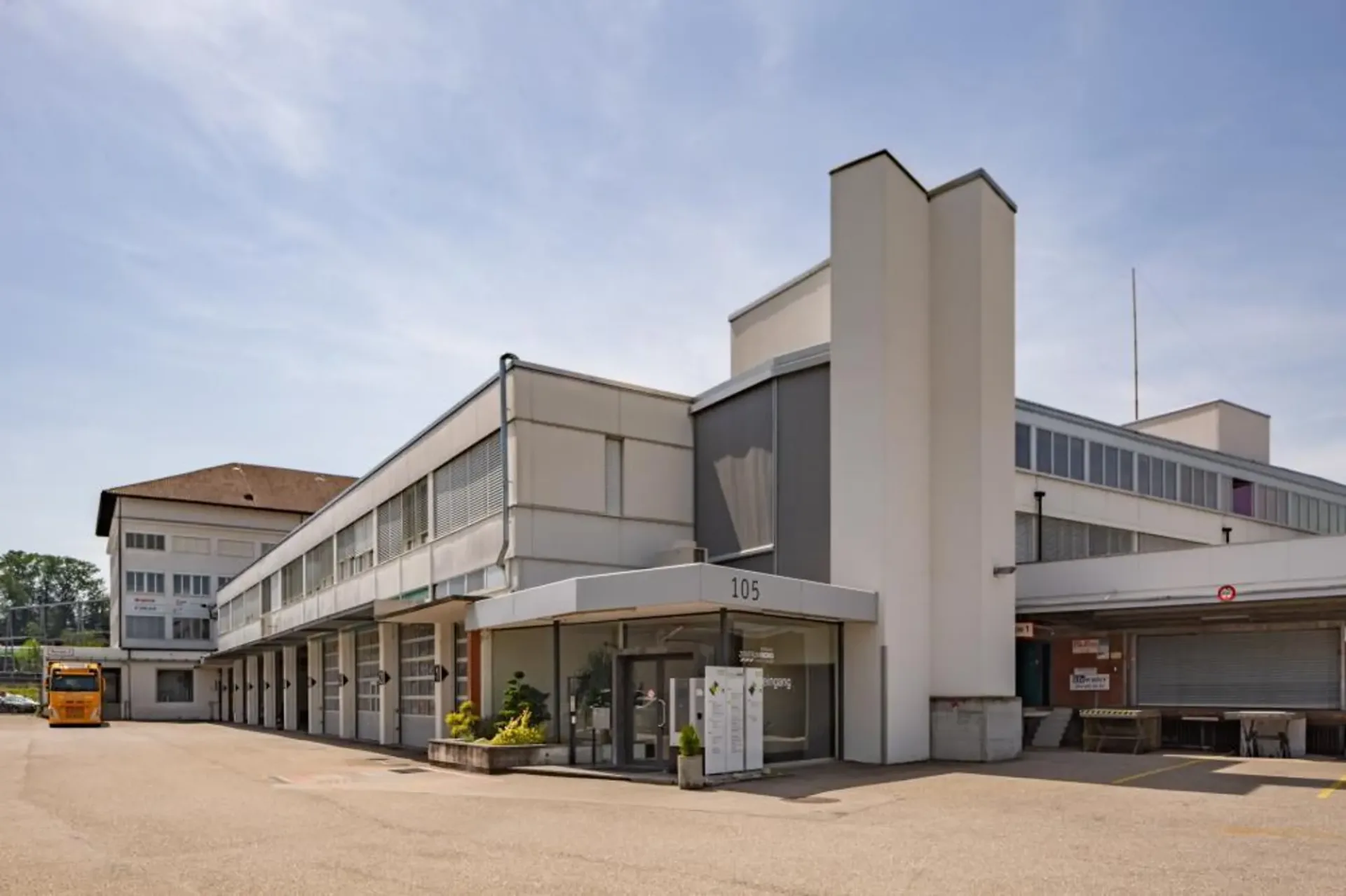 Grosse helle Lagerflächen an guter Lage