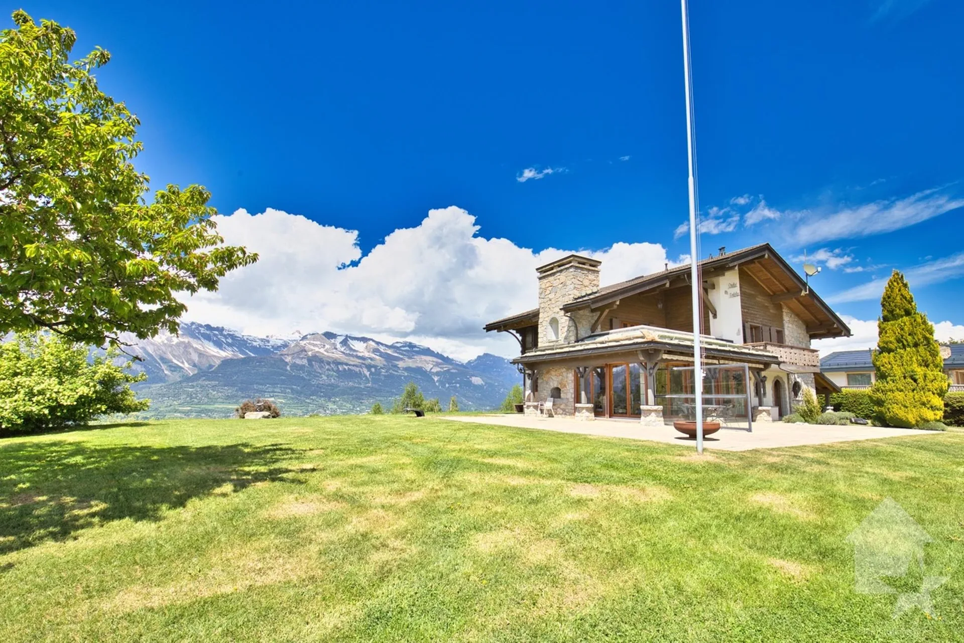 Chalet de 2 appartements sur une grande parcelle, situation exceptionnelle !