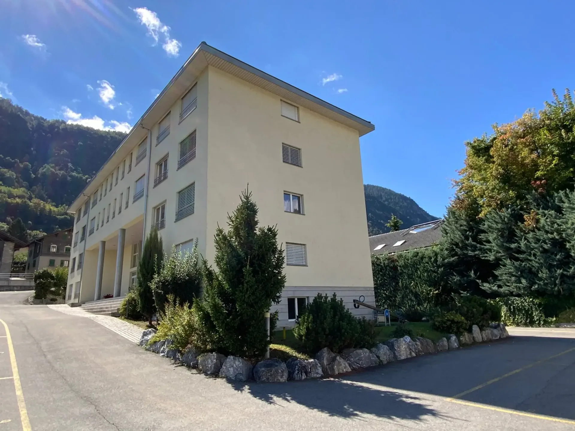 Zu vermieten geräumige und schöne 2,5-Zimmer-Wohnung