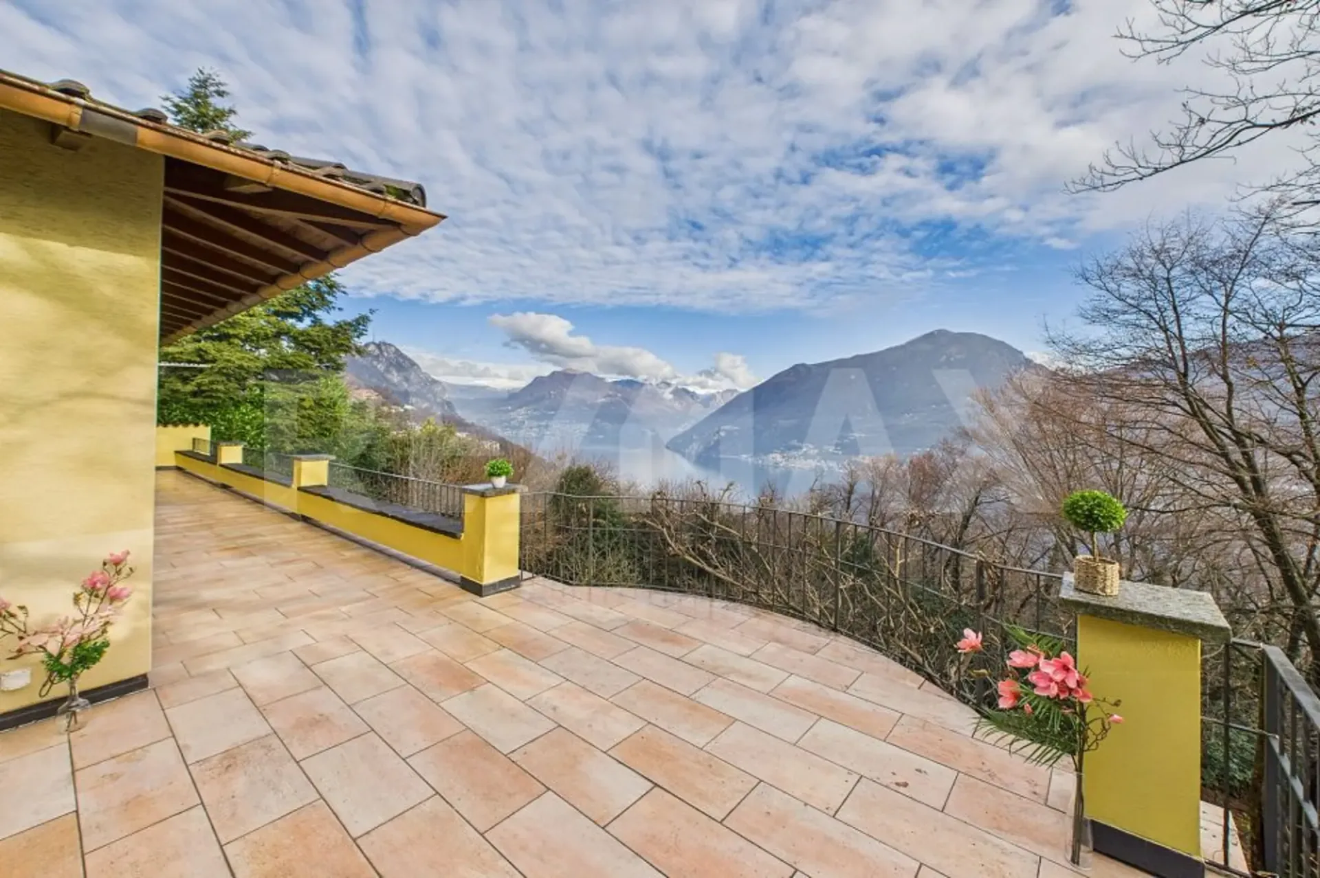 Casa unifamiliare con appartamento indipendente, vista lago e giardino