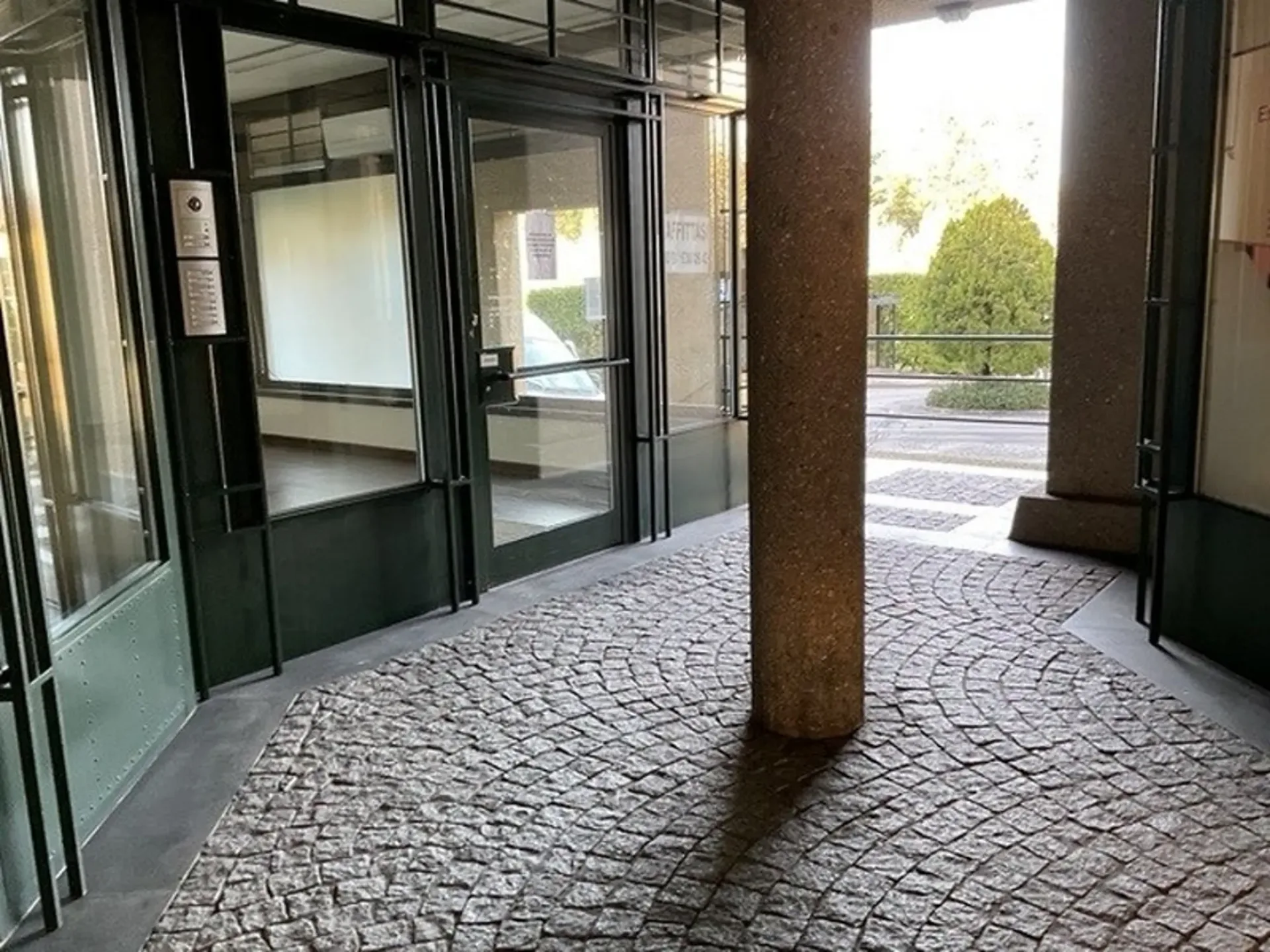 Lokal mit Schaufenstern - Geschäft