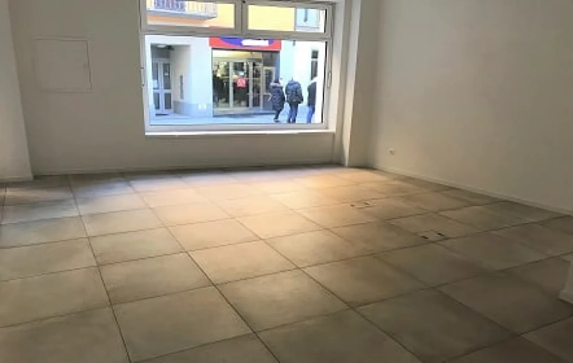 Mendrisio im Herzen des Zentrums in einem total renovierten Gebäude im Stil - ZWEI Büros / Läden