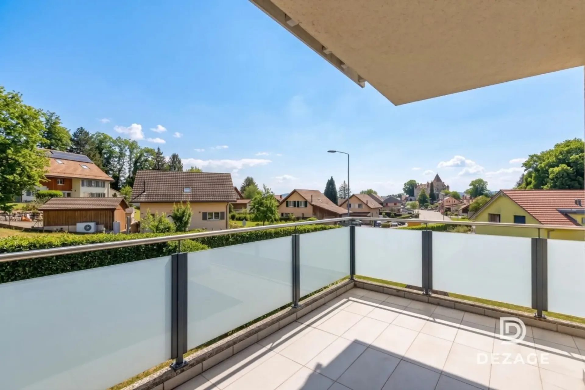 Große Familienwohnung mit überdachtem Balkon und Blick auf das Schloss Oron!