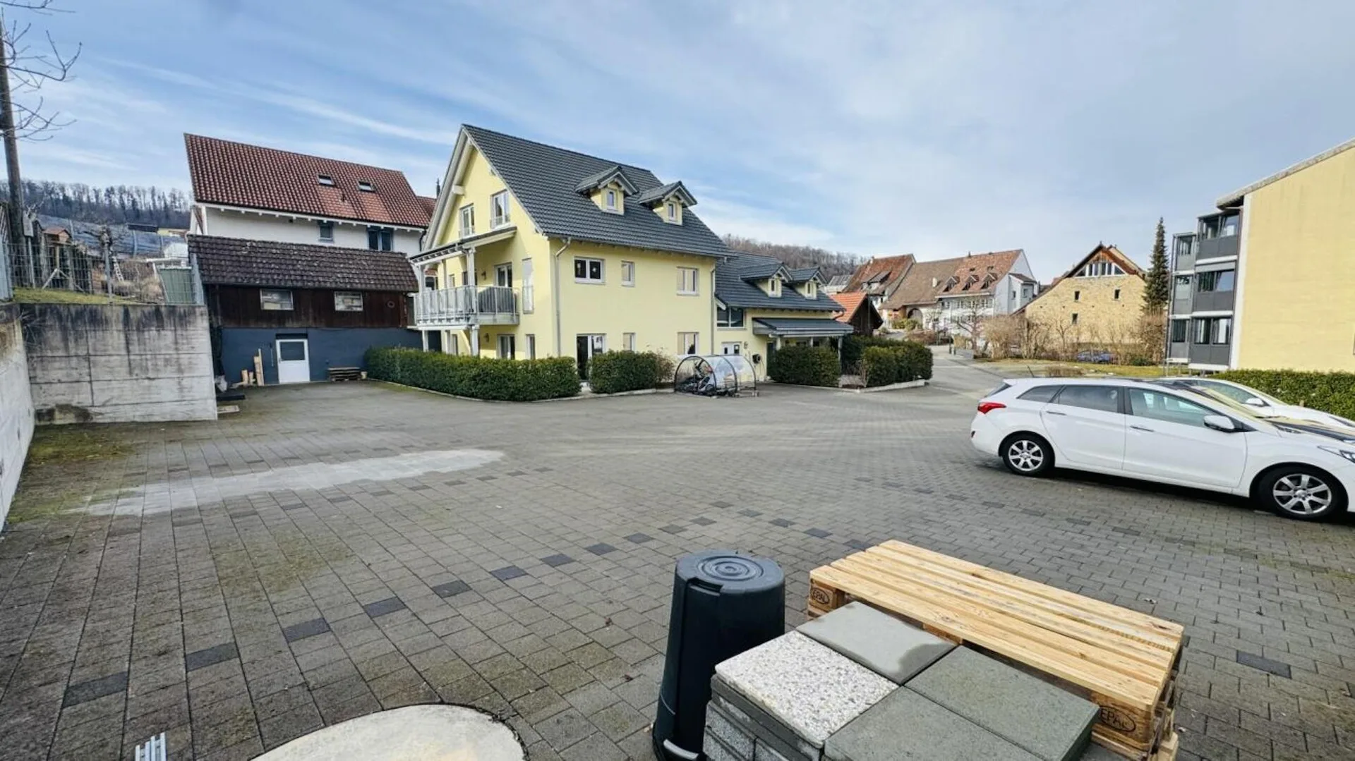 Top 3-Familienhaus im Eigentumsstandard mit 15 Parkplätzen, Werkstatt & Schopf in Zunzgen