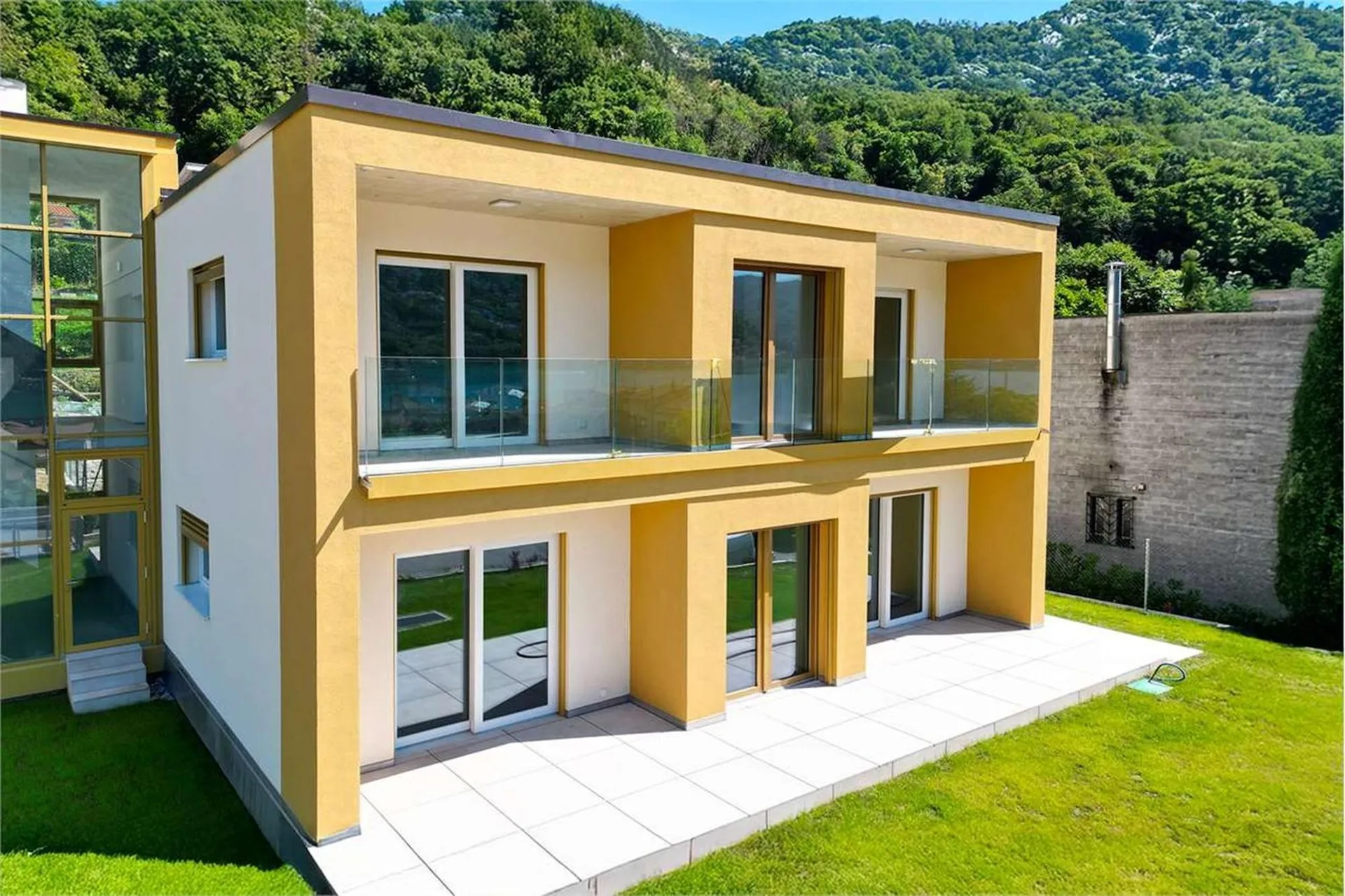 Großes 4.5-Zimmer-Wohnung mit Garten und Seeblick in Brusino Arsizio