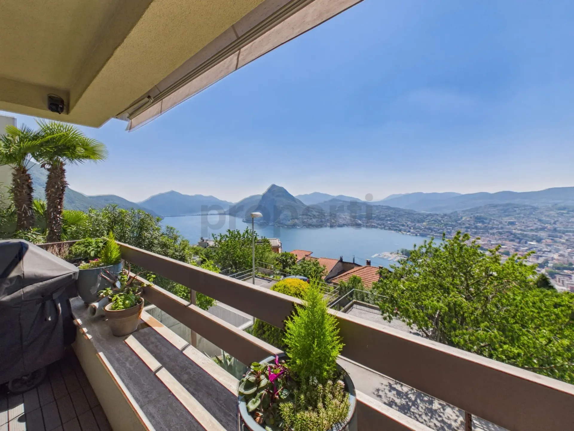 Aldesago: elegantes 3.5-Zimmer-Wohnung mit Terrasse und Seeblick sowie Schwimmbad