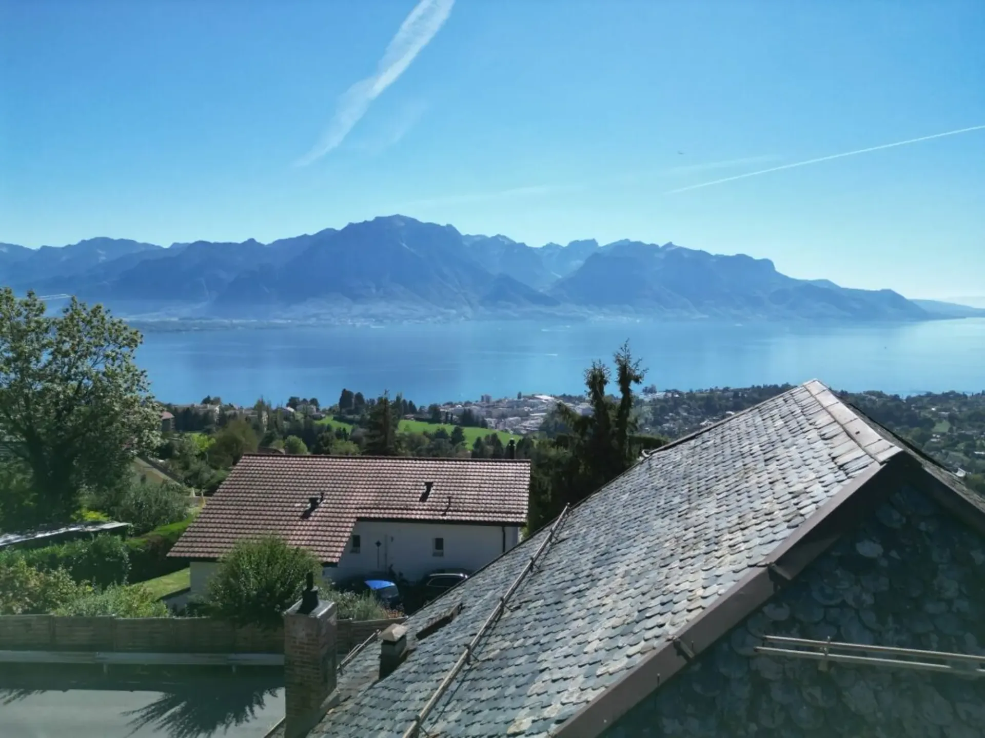 Historische Scheune in Chamby mit Blick auf den See und die Berge