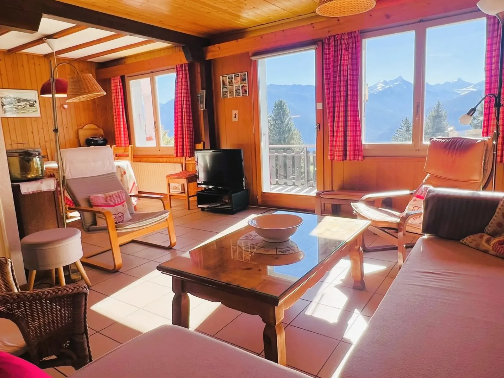 À LA WOCHE: Prächtiges Chalet mit 3,5 Zimmern renoviert - Sehr geräumig und hell - Prachtvolle Aussicht