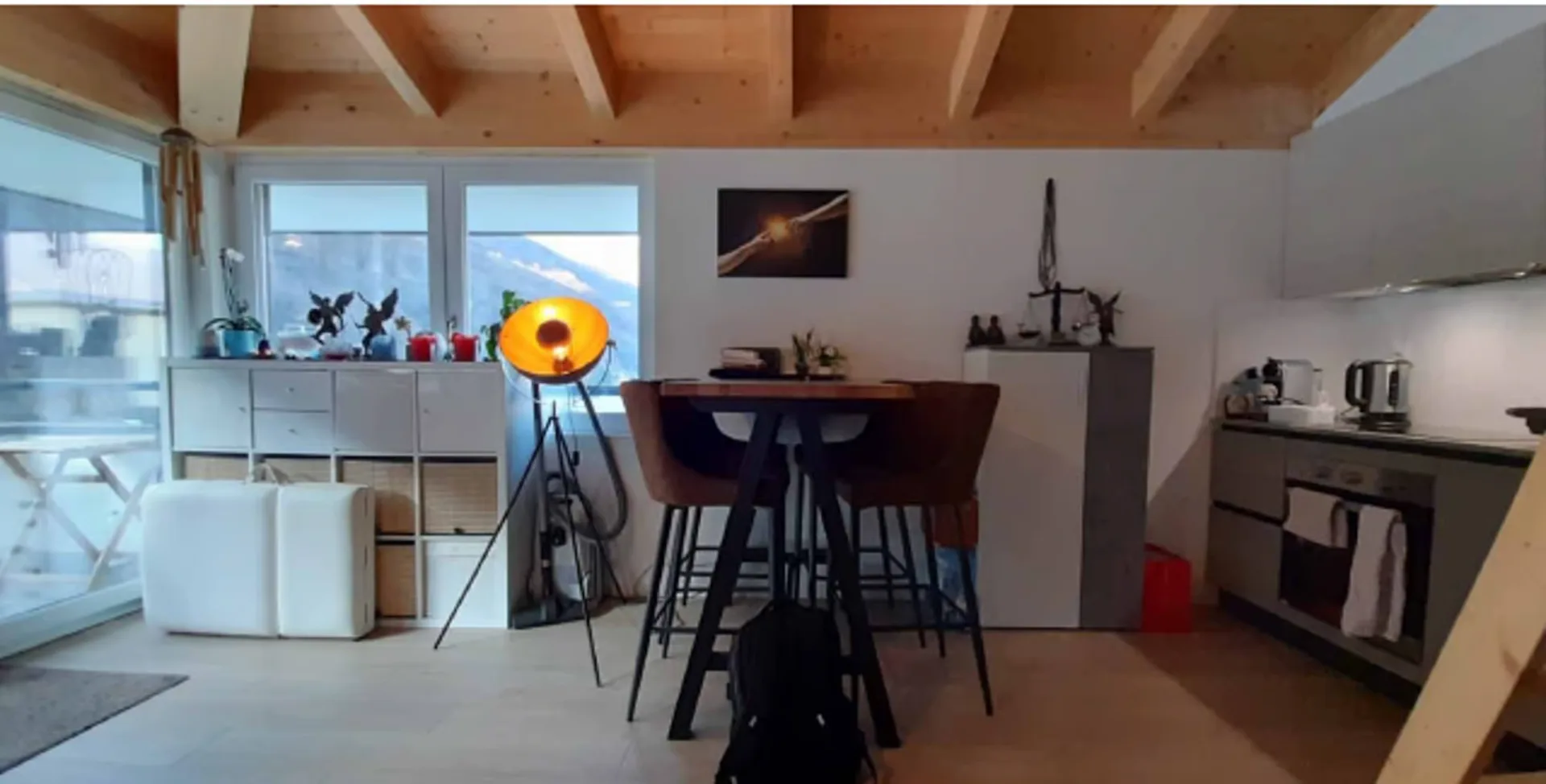 Helles Einzimmerapartment mit Balkon im letzten Stock eines modernen Gebäudes.