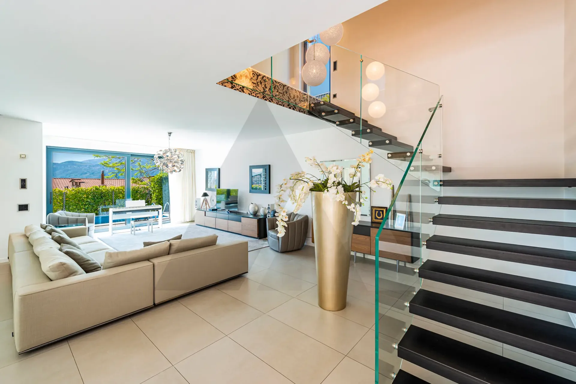 MODERNA VILLA IN POSIZIONE DOMINANTE A LUGANO