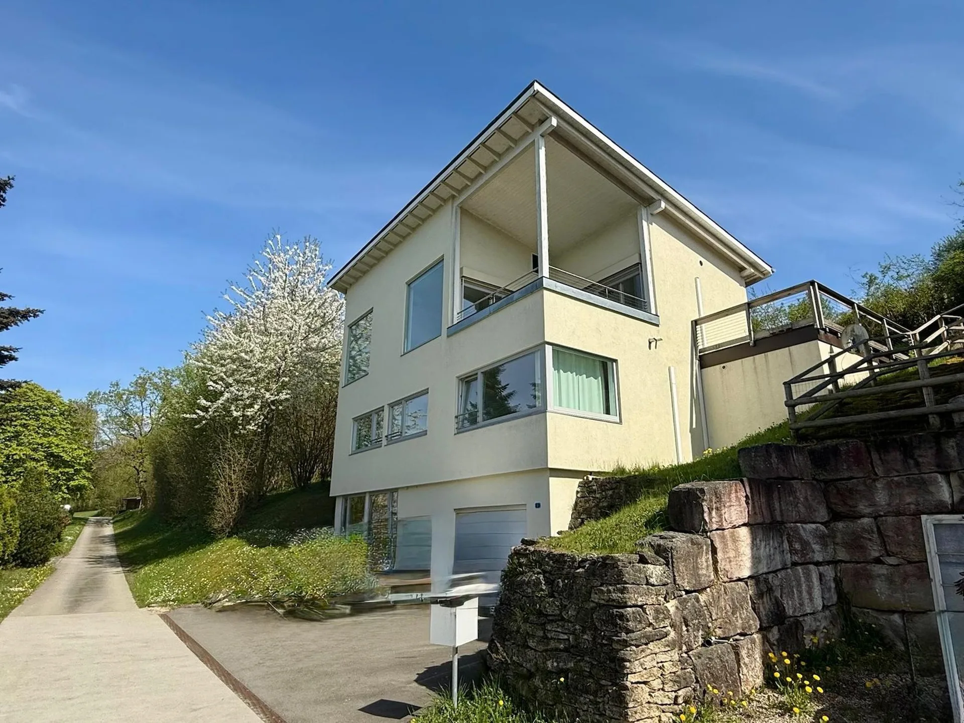 Geräumige Villa mit ruhiger Lage und sehr schöner Abgeschiedenheit