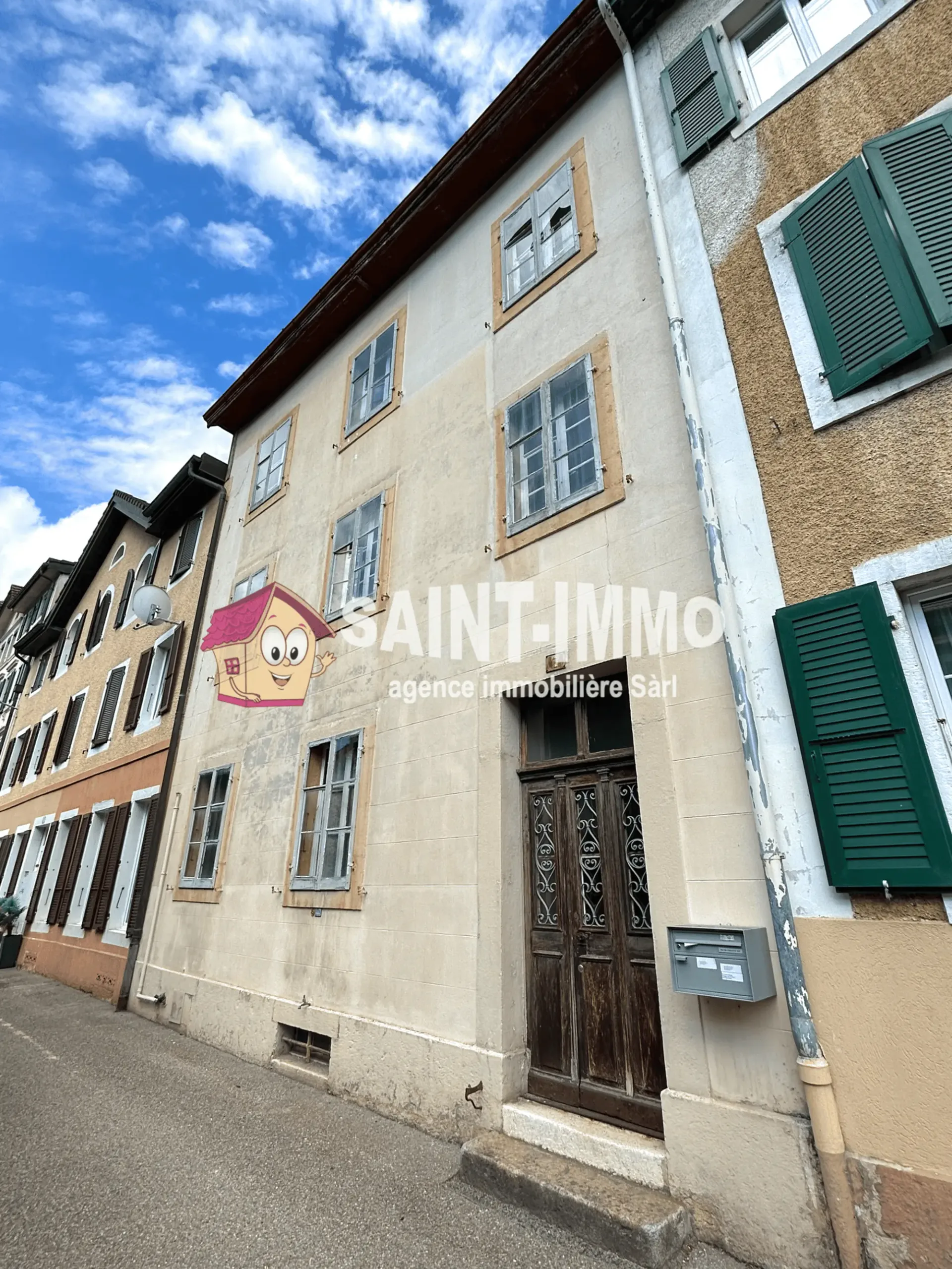 Edificio locativo da ristrutturare completamente con 3 appartamenti, un annesso e un terreno giardino