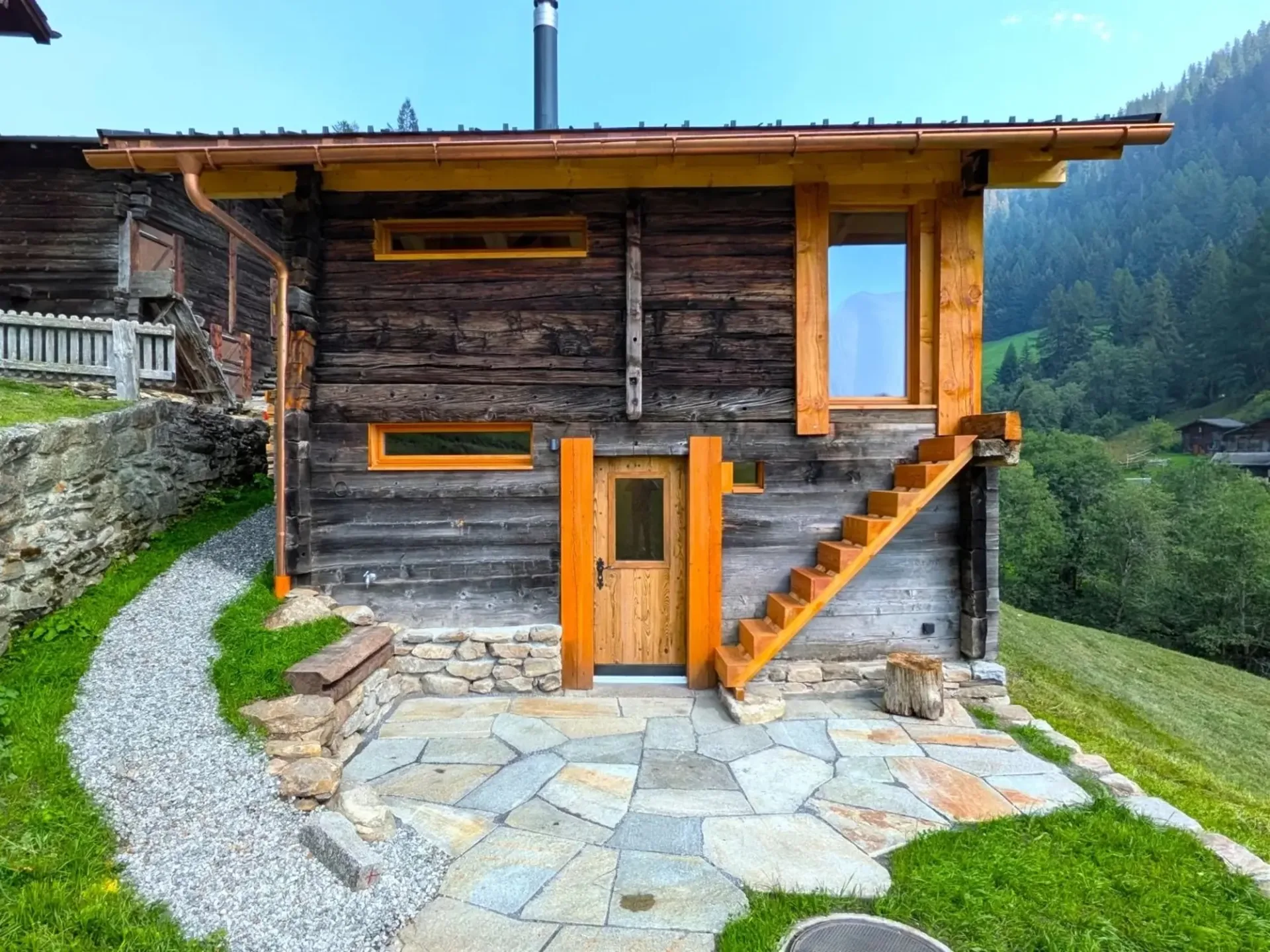 Hochwertig ausgebaute Stall-Scheune im Binntal