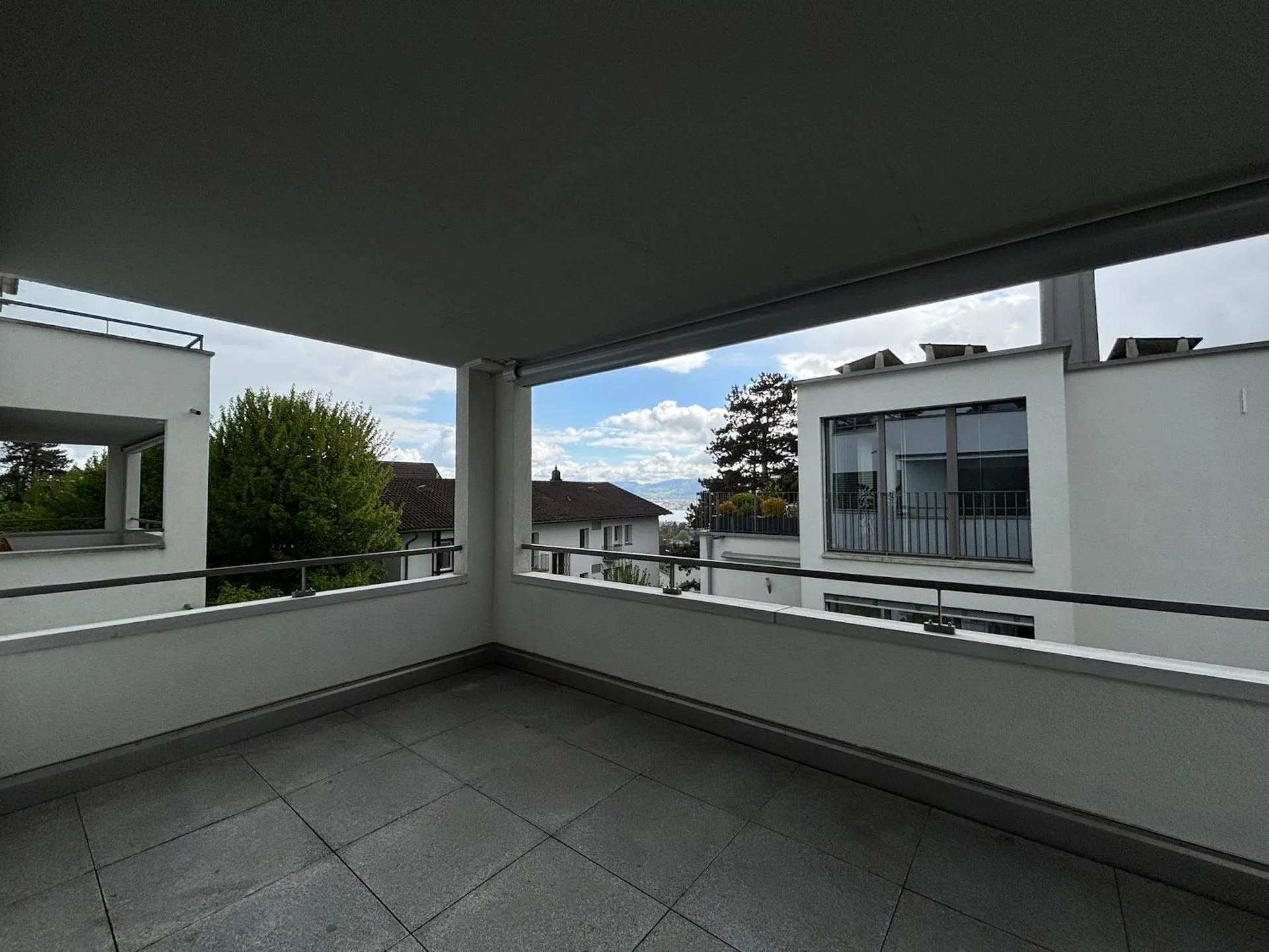 Helle 4.5-Zimmer-Wohnung mit Balkon an ruhiger Lage in Zürich 8044