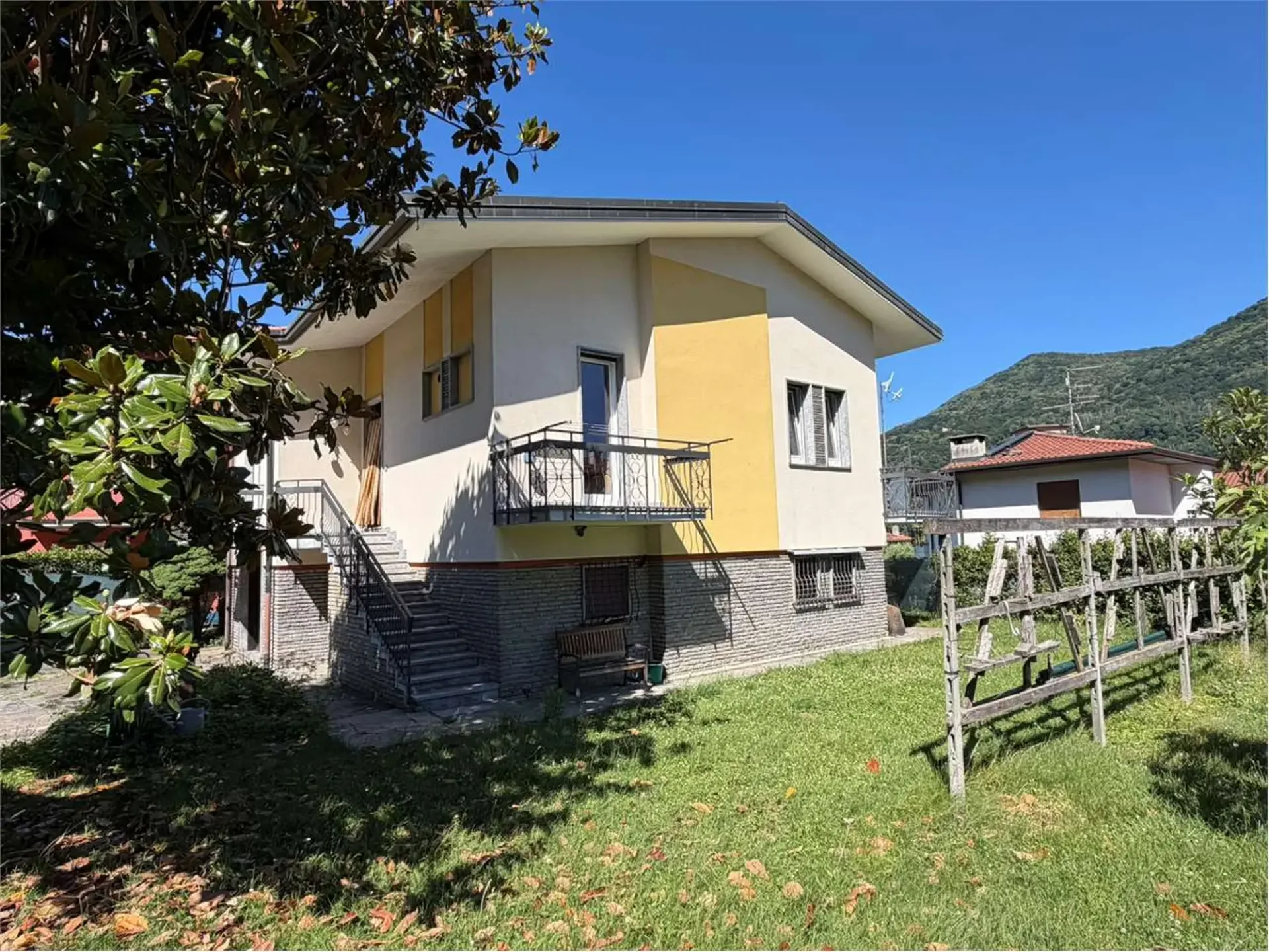 Gepflegte Villa in einer ruhigen und sonnigen Lage, nahe dem Ort