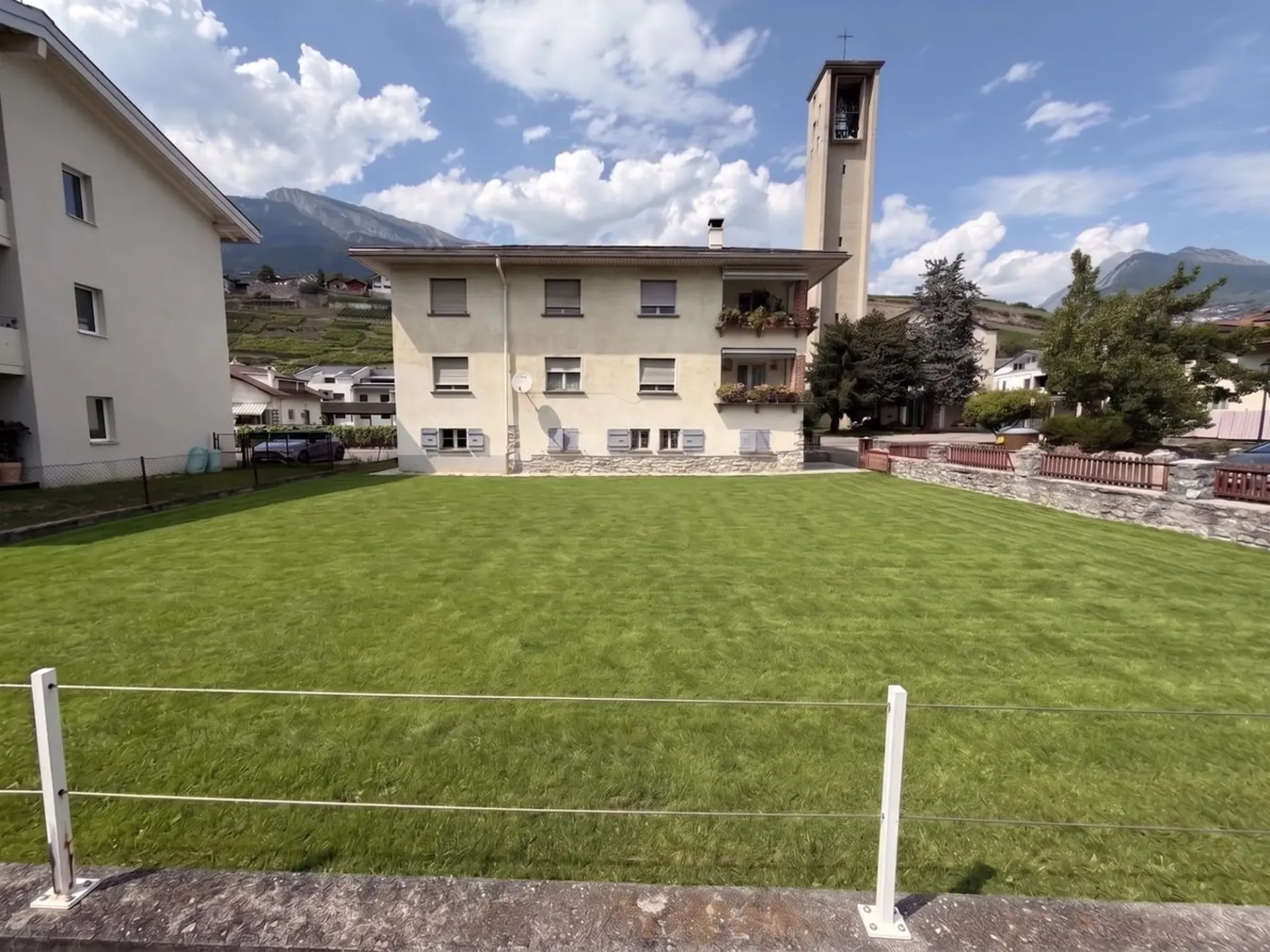 Selten in Conthey - Gebäude mit zwei Wohnungen auf einem 542 m² großen Grundstück