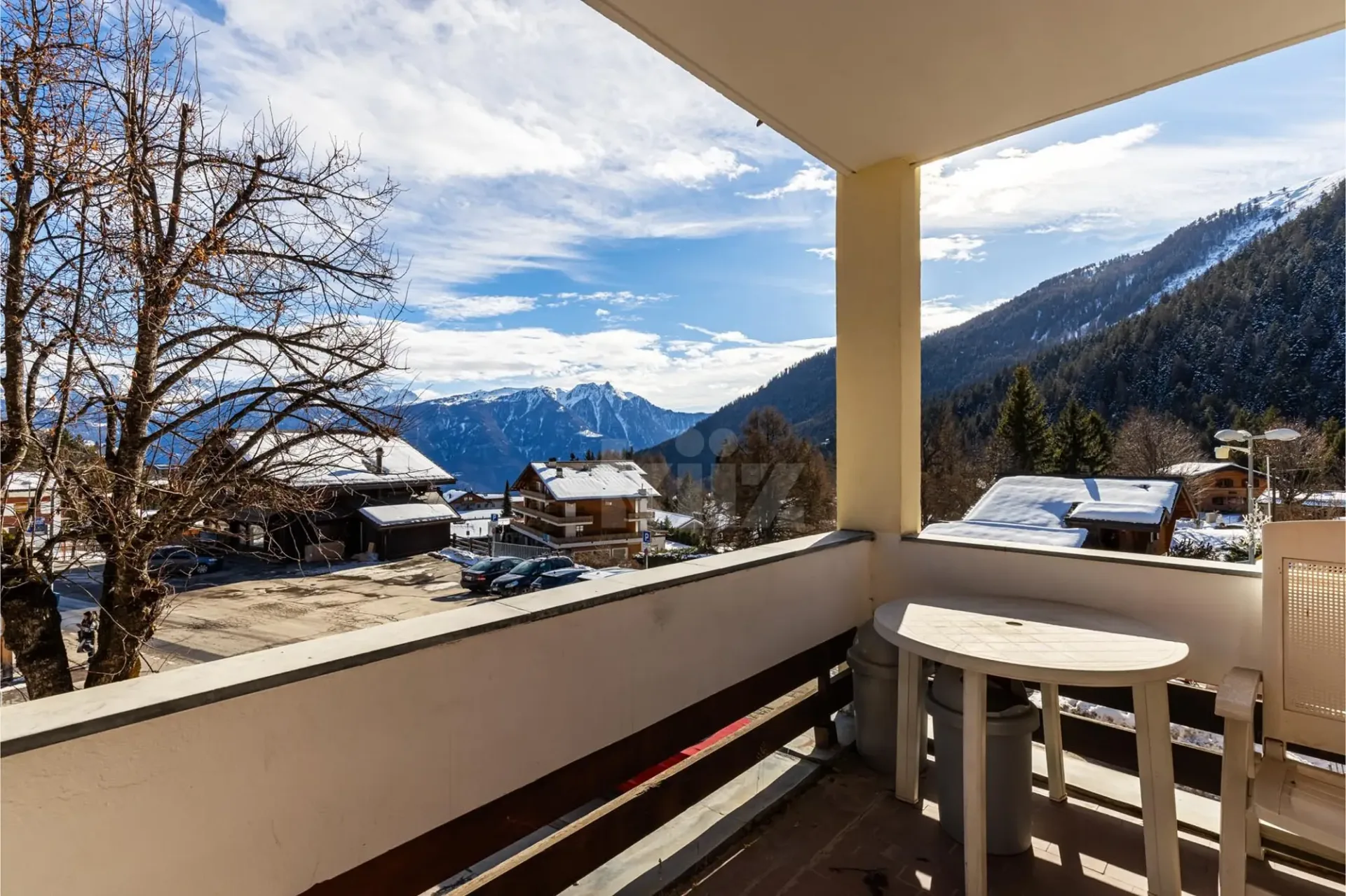 Zwei kommunizierende Studios mit Balkonen und freier Aussicht