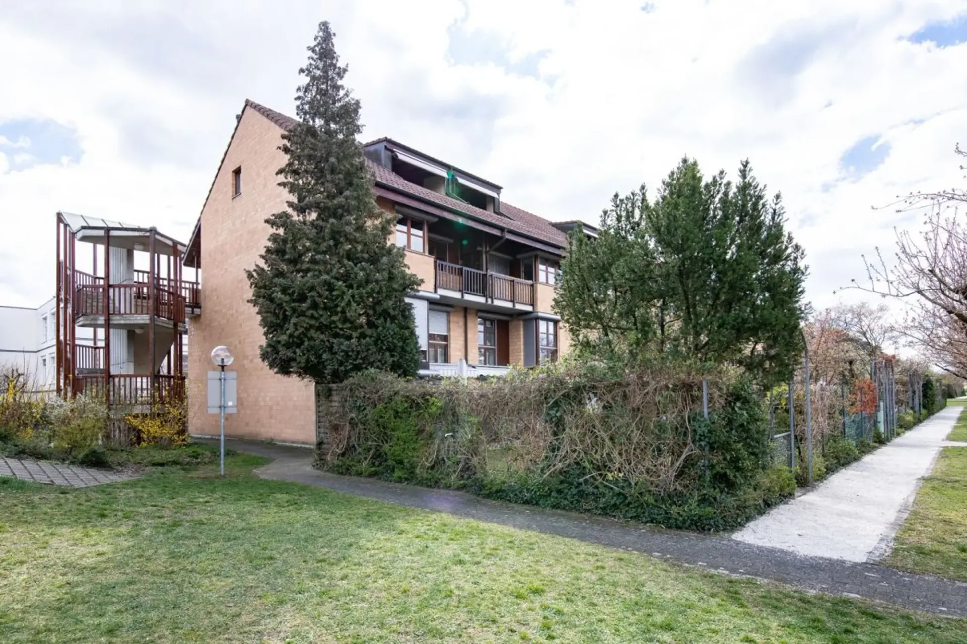 In the popular Freuler quarter - modern maisonette attic apartment with 2 balconies