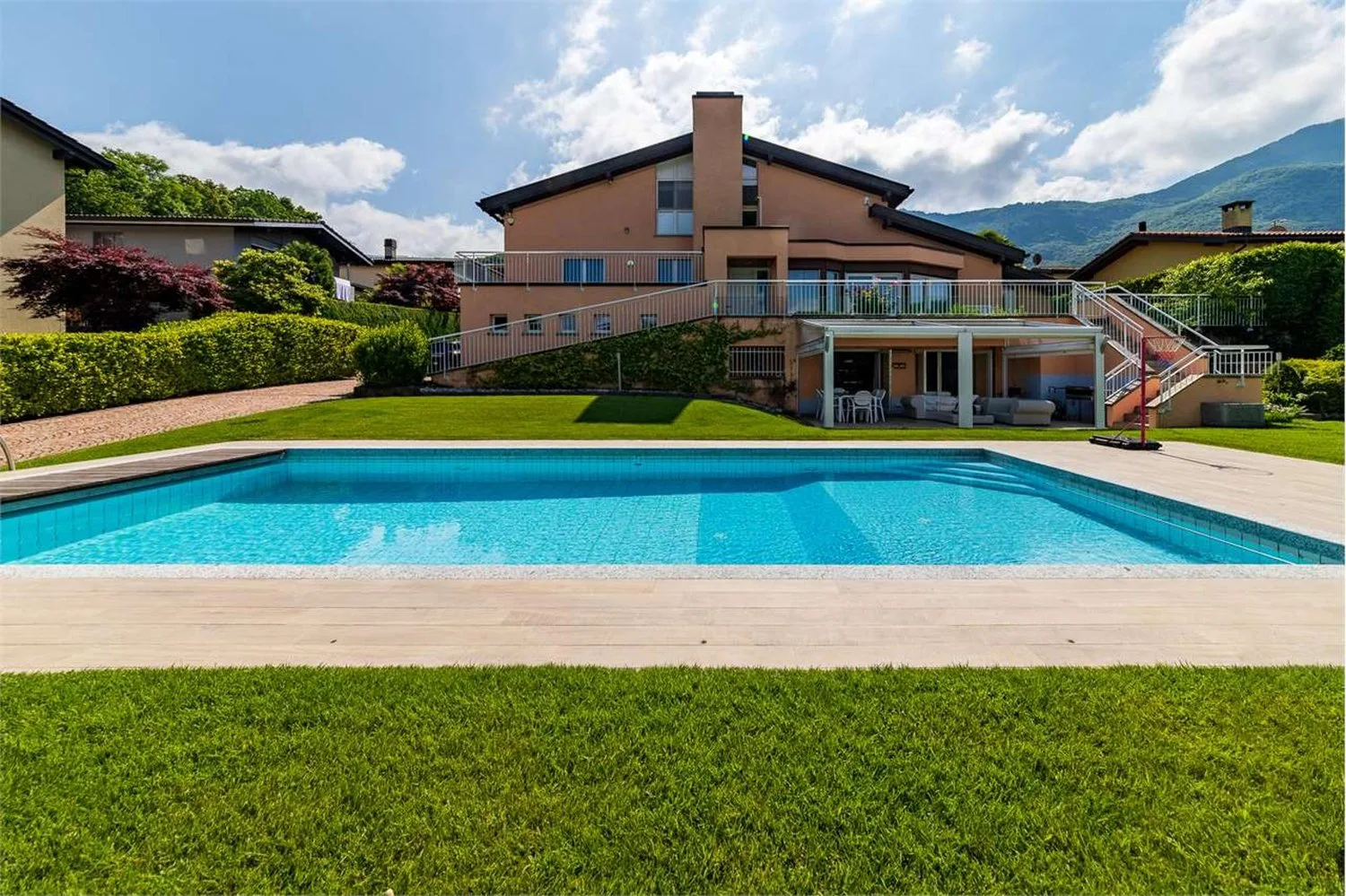 Große Villa mit Pool und Garten in Villa Luganese zum Verkauf