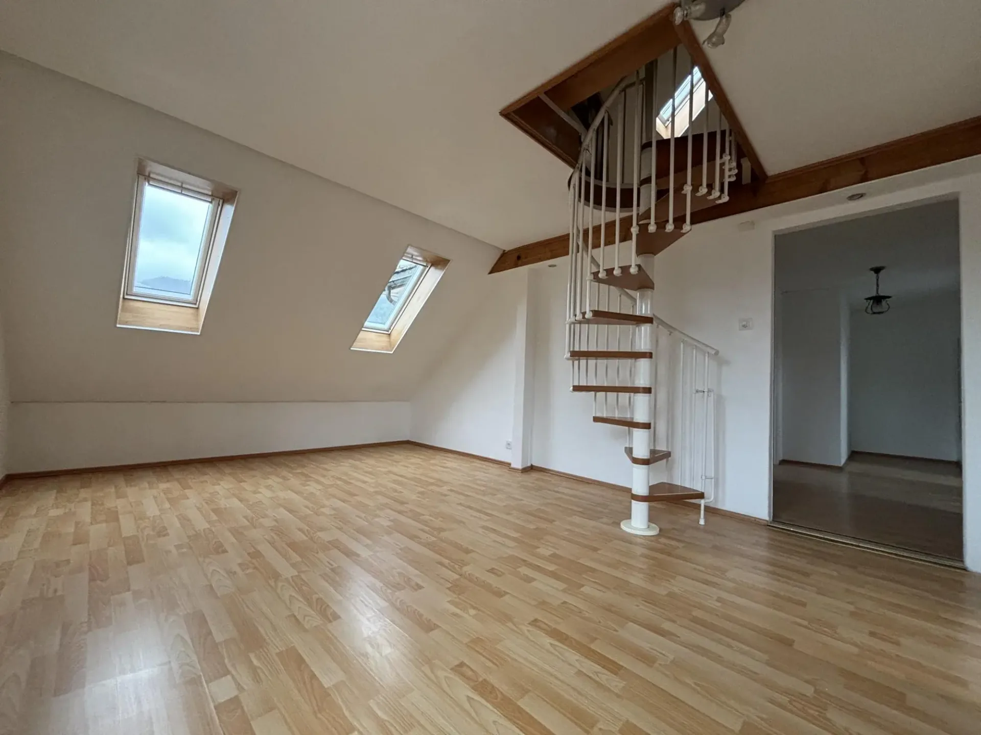 Zu vermieten: Duplex von 3,5 Zimmern teilweise renoviert - Miete angeboten!