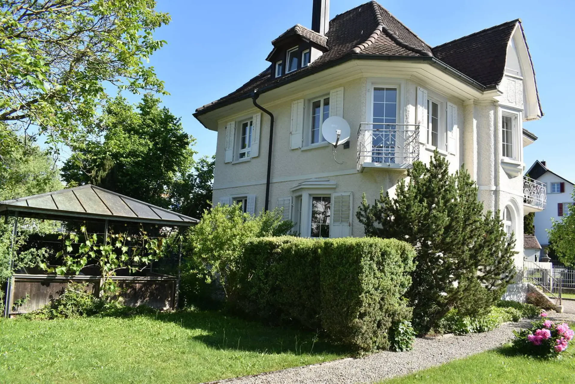 Kleine renovierte 4 Zimmerwohnung in 3 Familienhaus