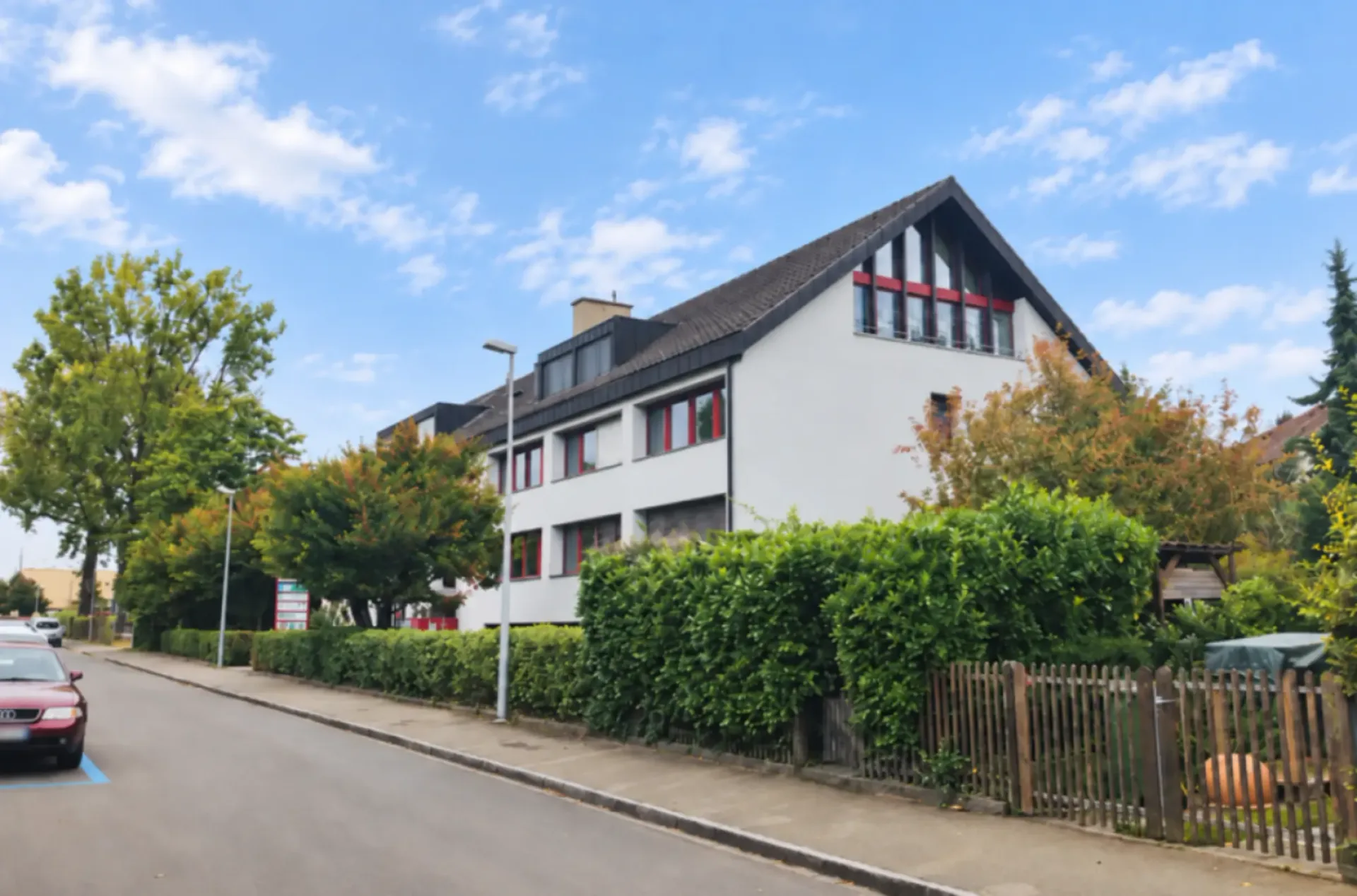 ATTRAKTIVER BÜRORAUM IN ANGENEHMER ARBEITSUMGEBUNG