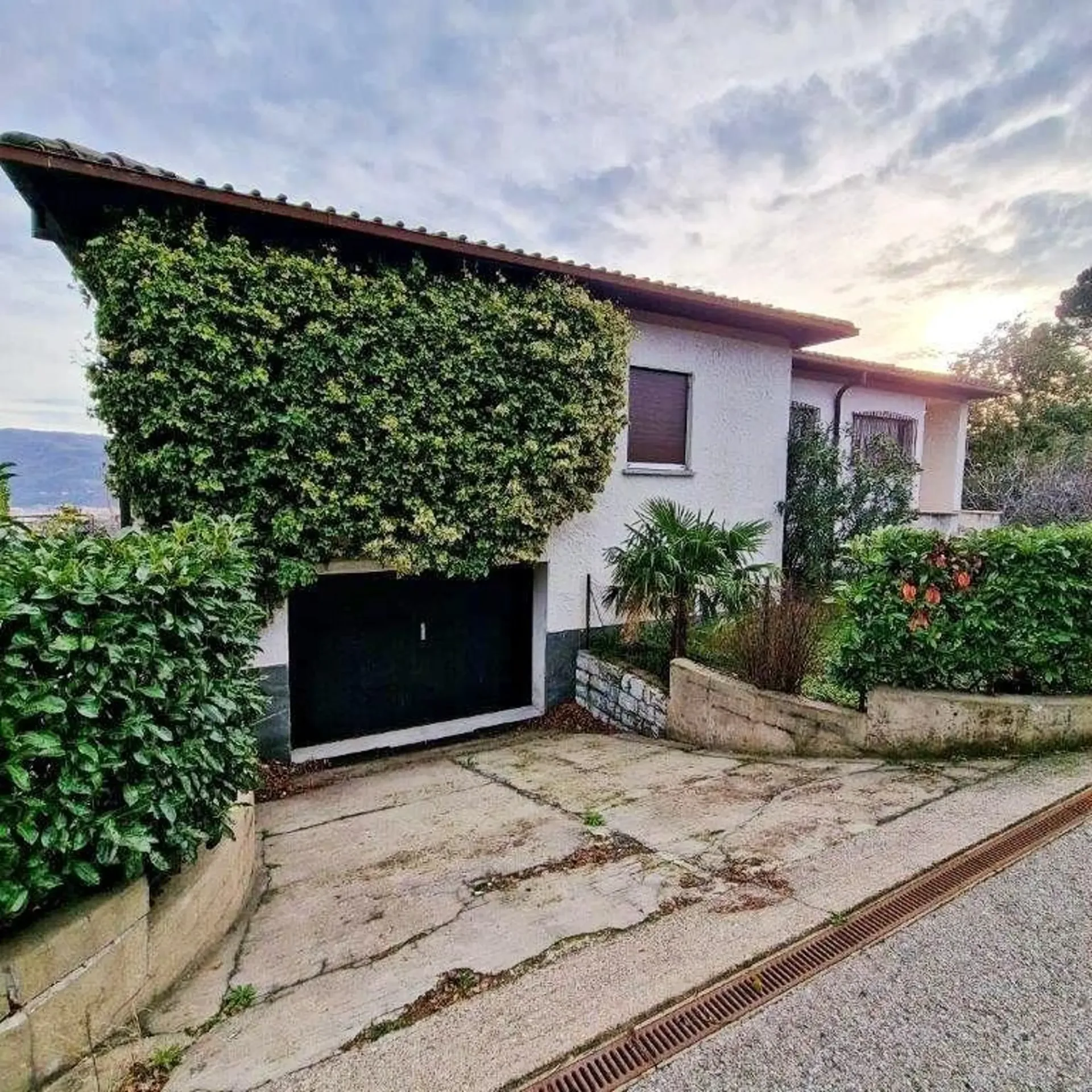 Balerna – Einfamilienhaus mit offenem Blick und großem Potenzial