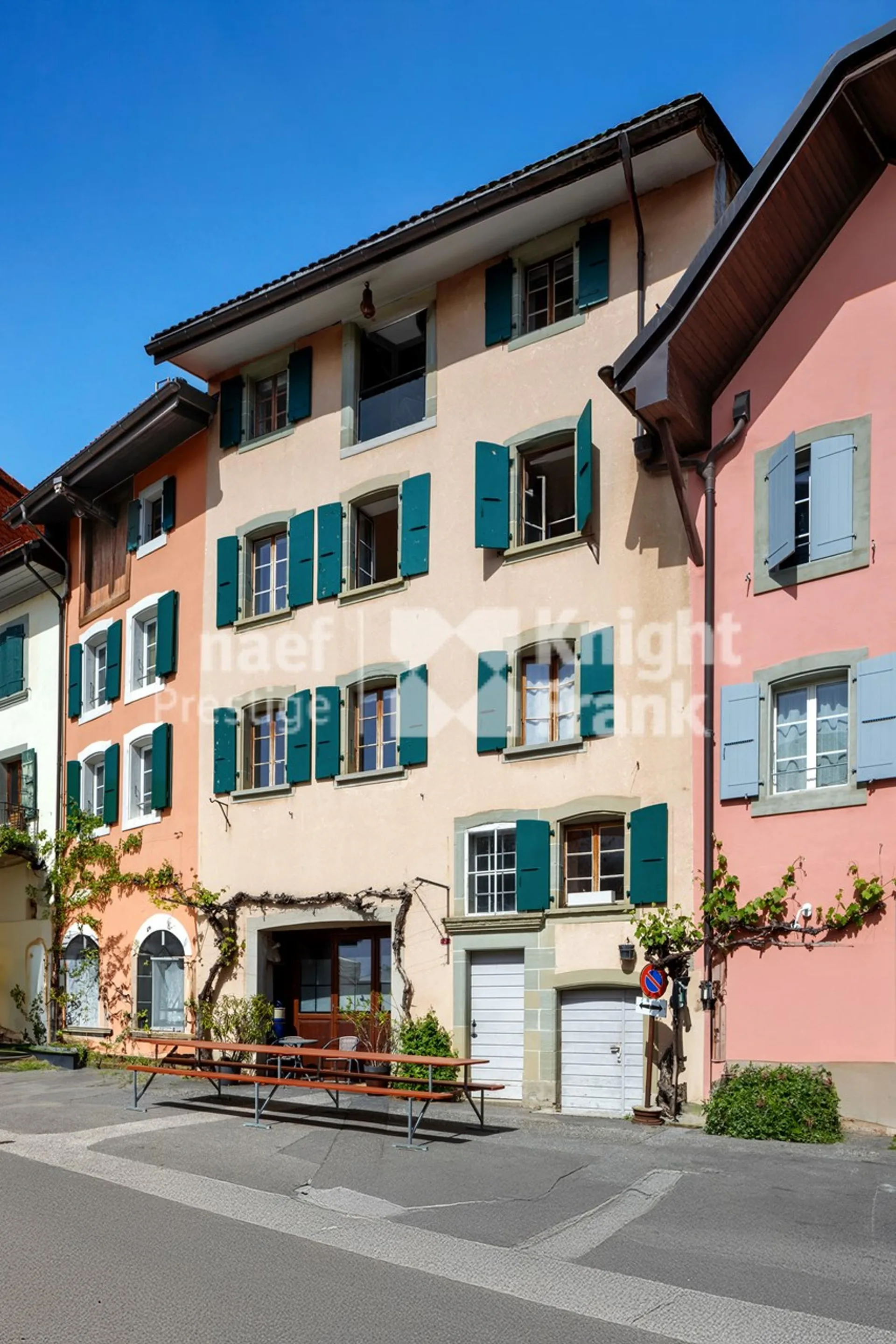 Weinbauernhaus mit zwei Wohnungen und einem Weinkeller zum Verkauf im Herzen des Dorfes Epesses
