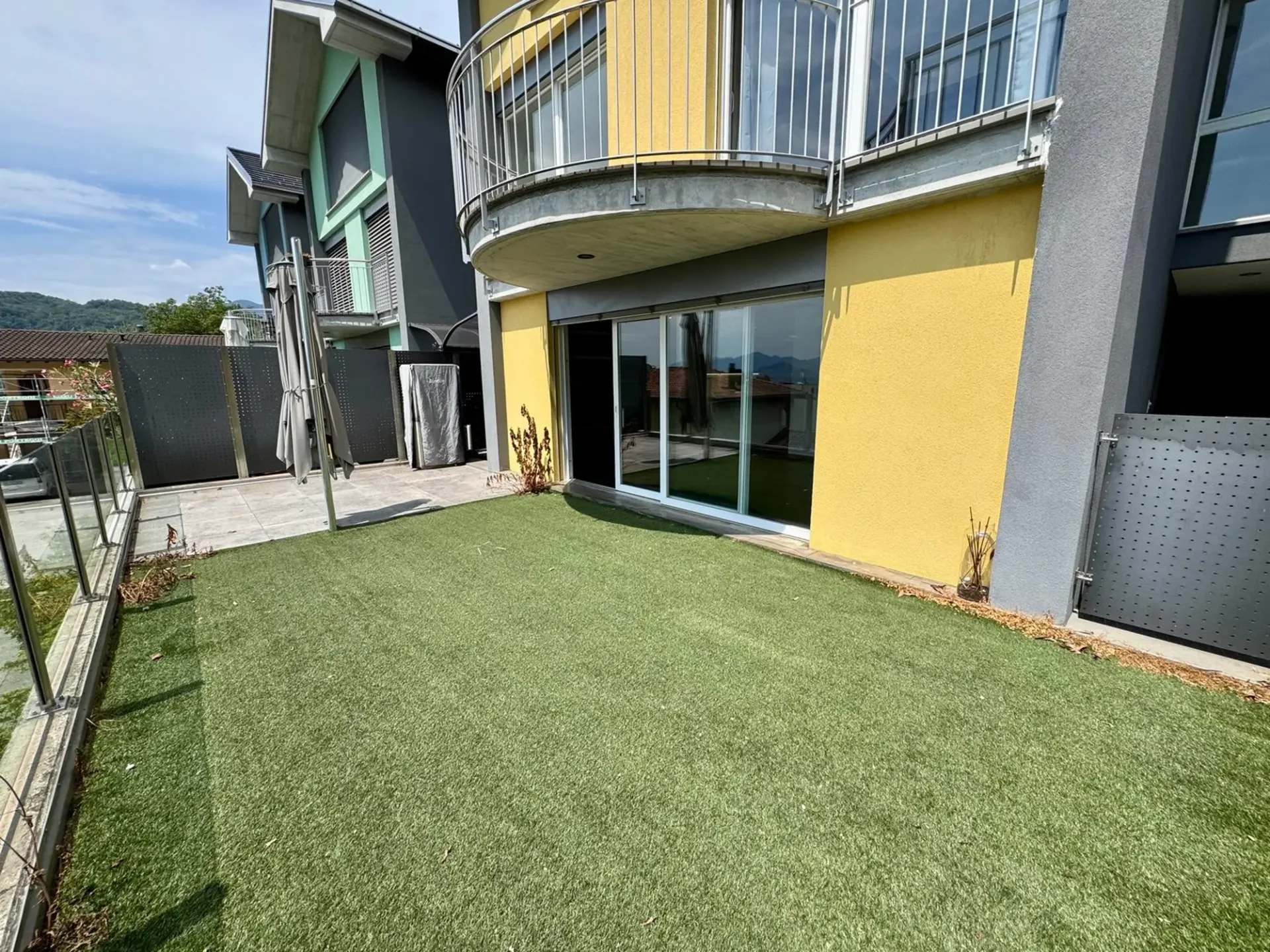 CADRO – ELEGANTES WOHNHAUS MIT PRIVATGARTEN, DOPPELGERAGE UND PANORAMABLICK