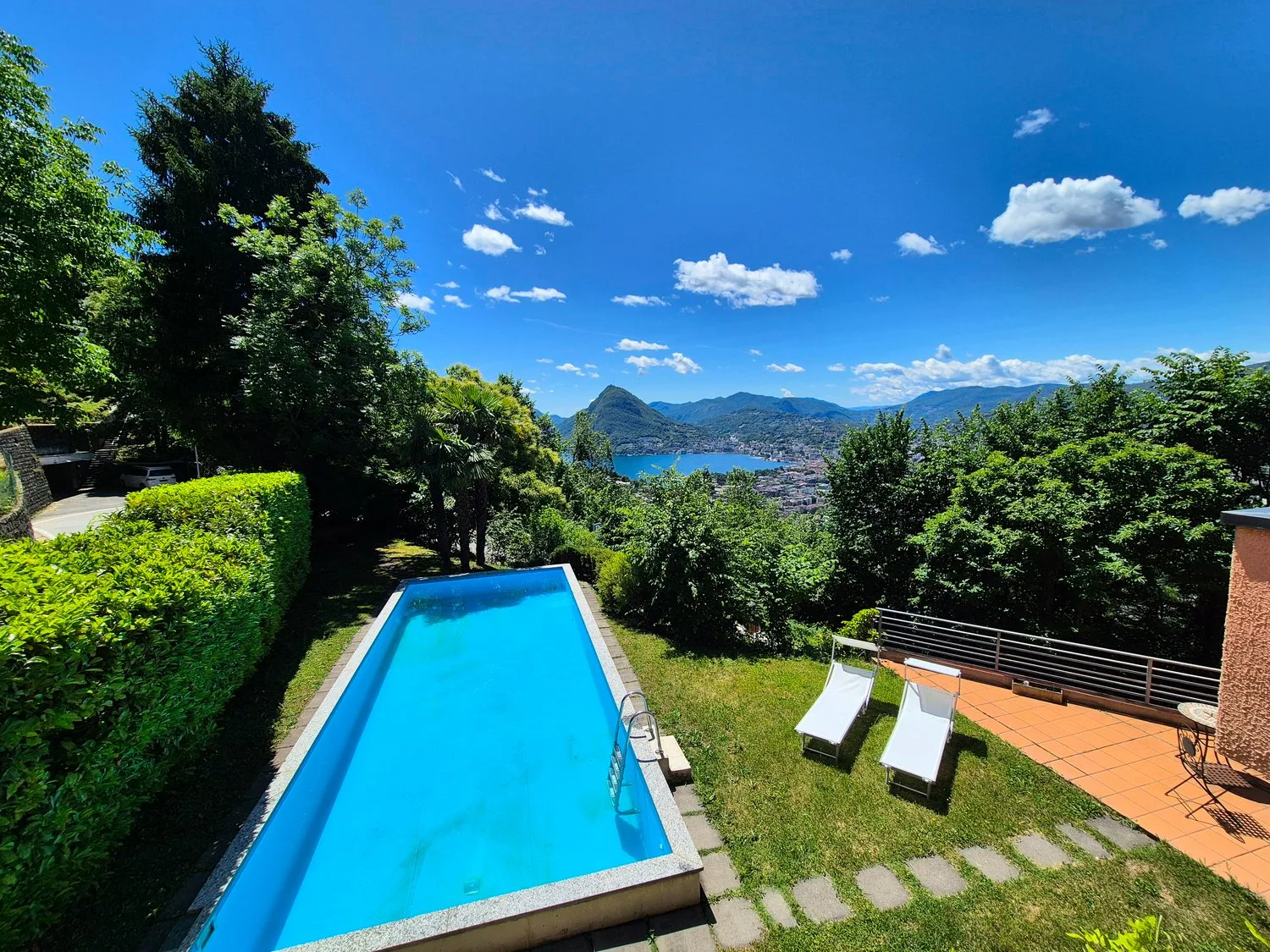 La Dolce Vita a Lugano: Elegante Residenza con Piscina a Cureggia