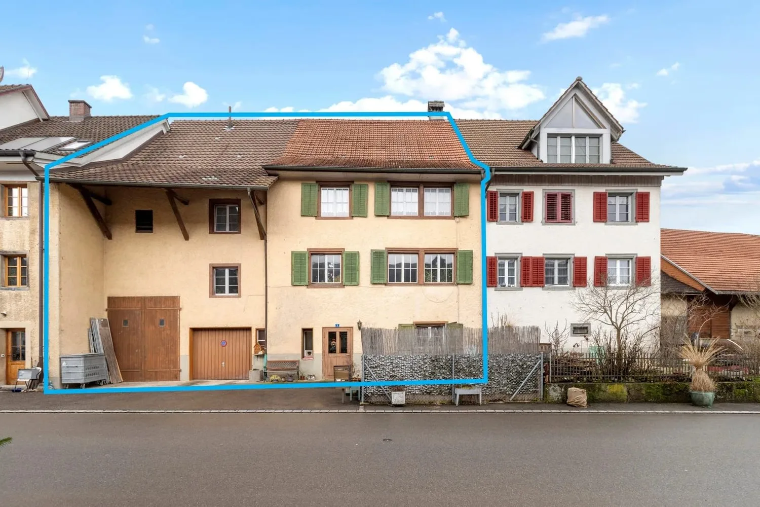 2-family row house with roof in Trasadingen for sale