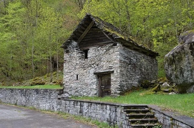 2-st.Rustico zum renovieren in der Natur mit grossem Waldgebiet /Ru...