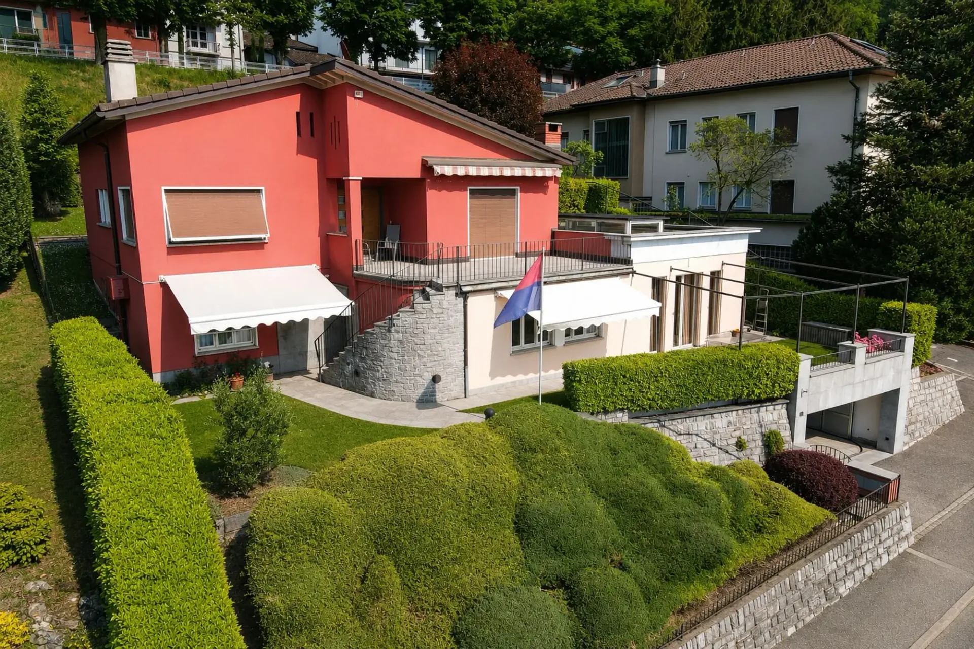 Prächtige uni-bifamiliale Villa mit gepflegtem Garten, optimaler Ausrichtung und freier Sicht