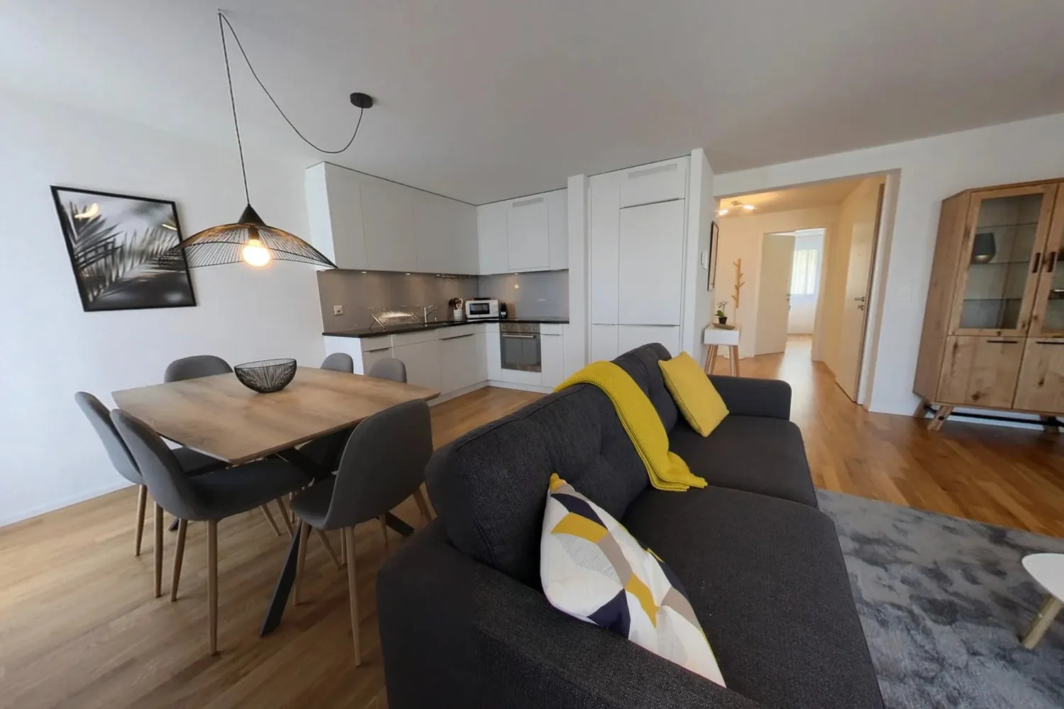 Spacious 2-bed apartment/Charmant 3.5 pièces dans un quartier calme