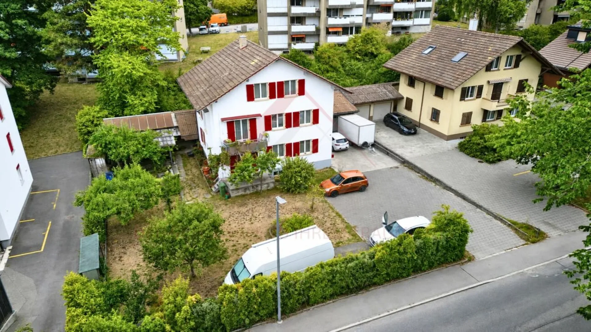 Vielseitiges Mehrfamilienhaus mit drei Wohneinheiten und attraktiven Gewerbeflächen