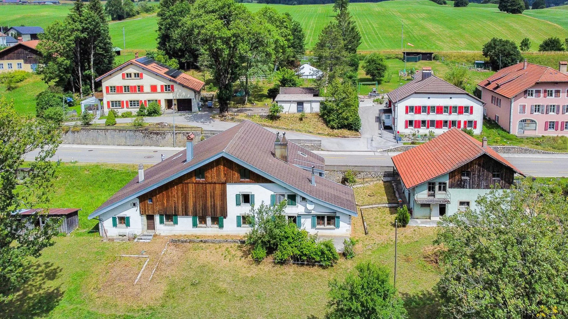 Fattoria neocastelana da ristrutturare con granaio e casa annessa