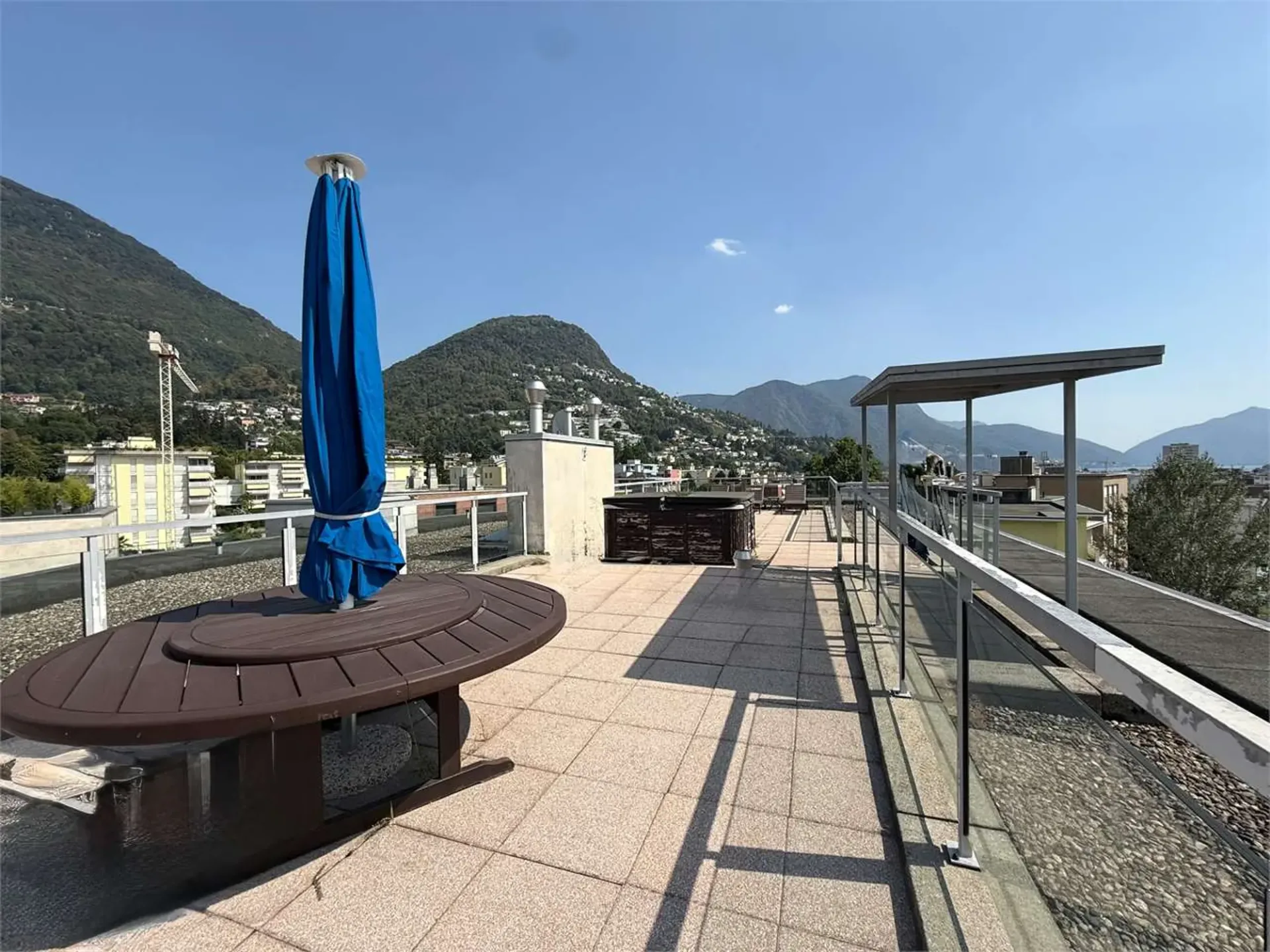 Moderne 4,5-Zimmer-Dachwohnung mit großem Außenbereich und Dachterrasse in Lugano