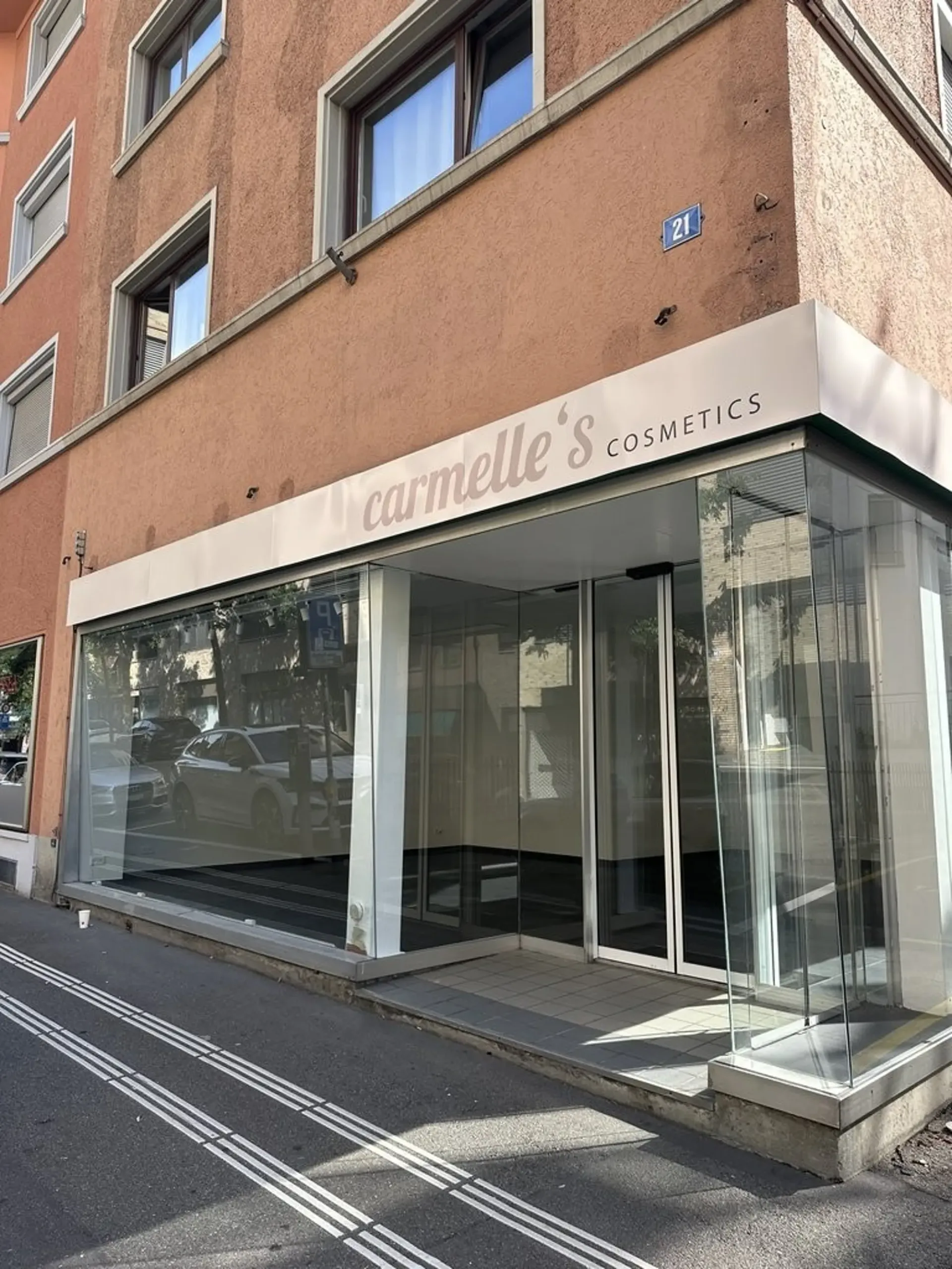 Helle Gewerbefläche mit Schaufenster für Laden, Büro oder Studio