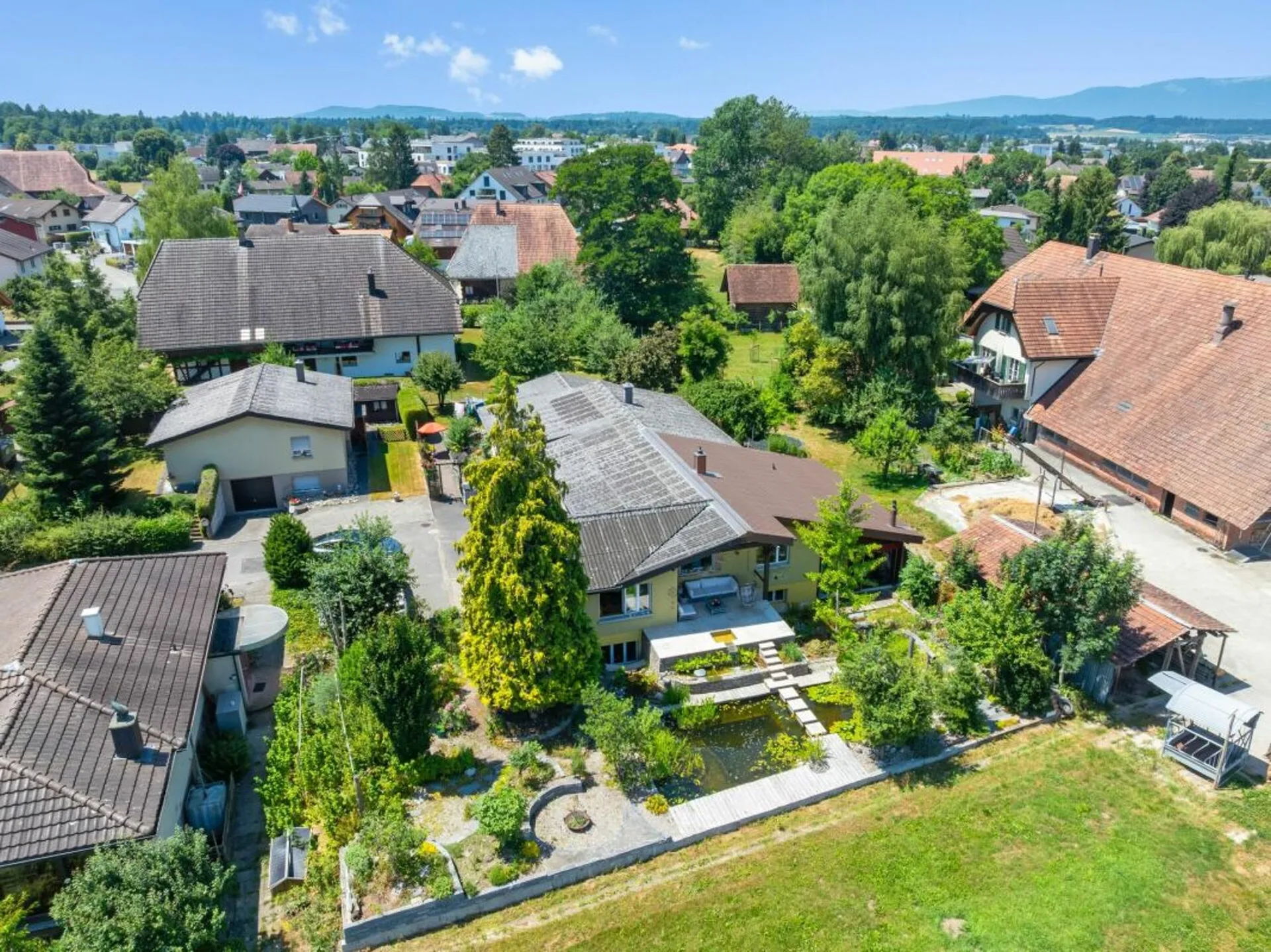 Einmalige Weitsicht und wunderschöner Garten