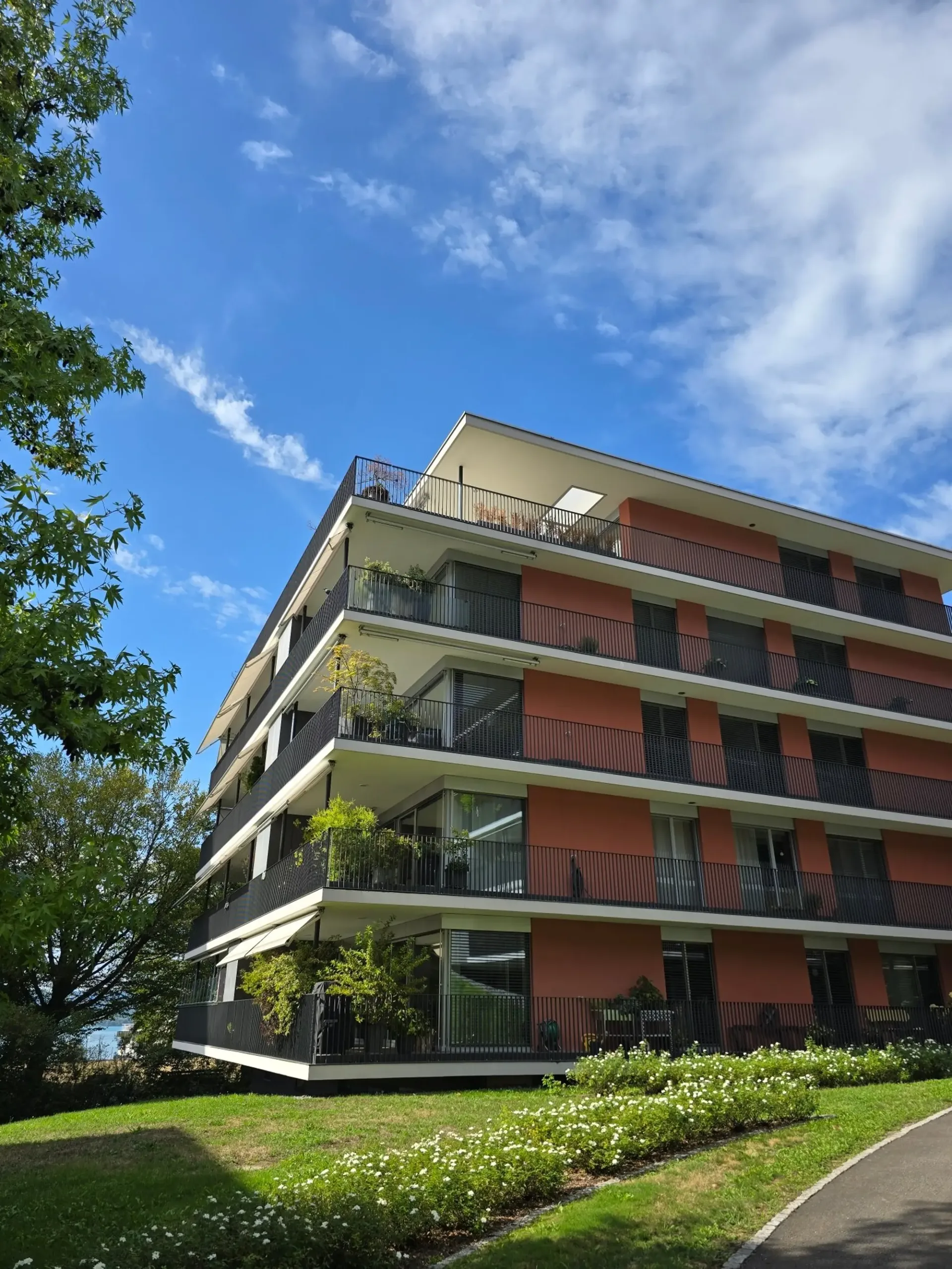 4.5-Zimmerwohnung mit Panoramablick auf See und Berge