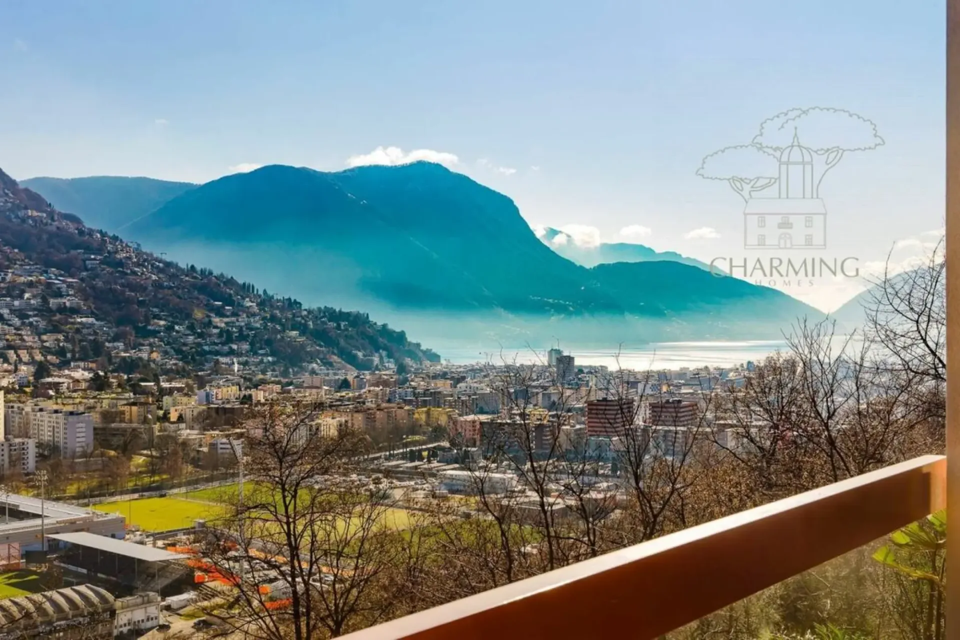 Attika über den Dächern von Lugano