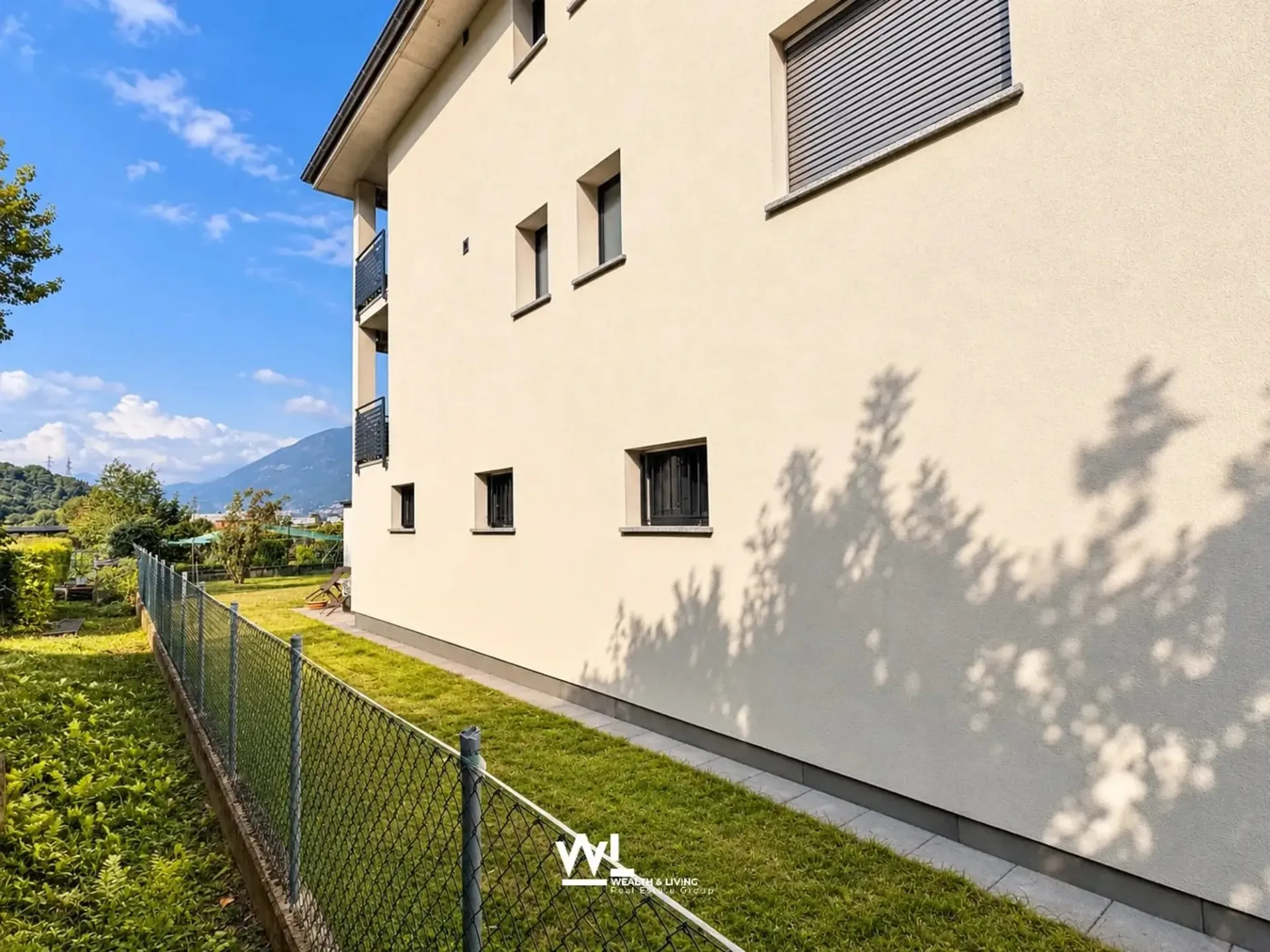 Casa plurifamiliare con due appartamenti, giardino e ampi spazi esterni