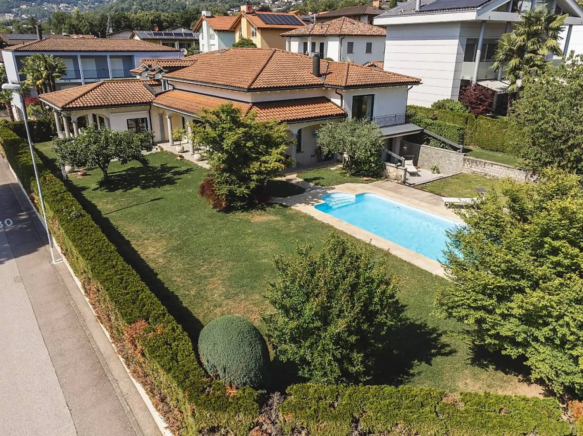 Wir verkaufen in Cadro eine elegante Villa mit Pool