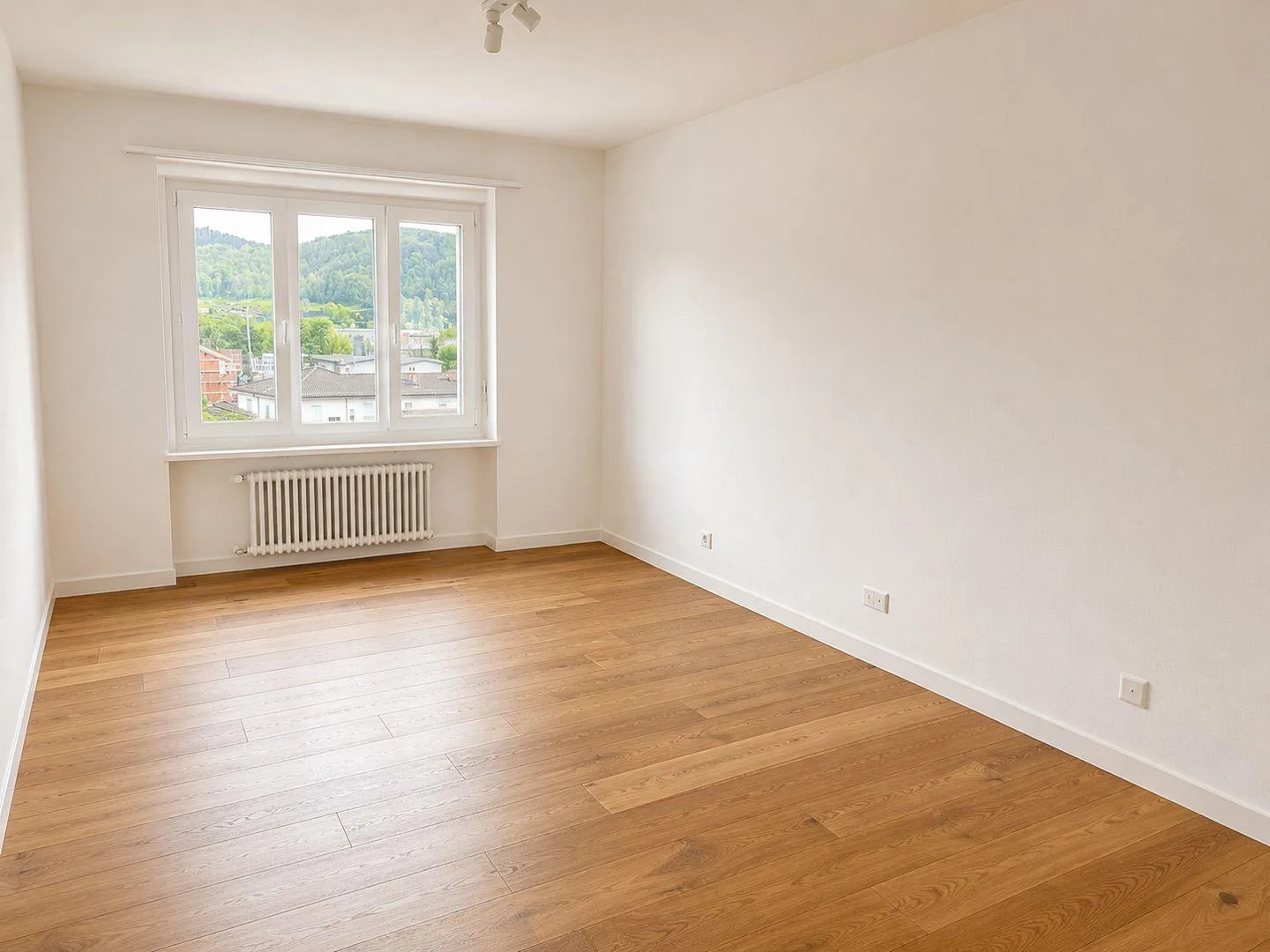 Appartement fonctionnel de 3,5 pièces avec cuisine aménagée, bureau et place de parking incluse