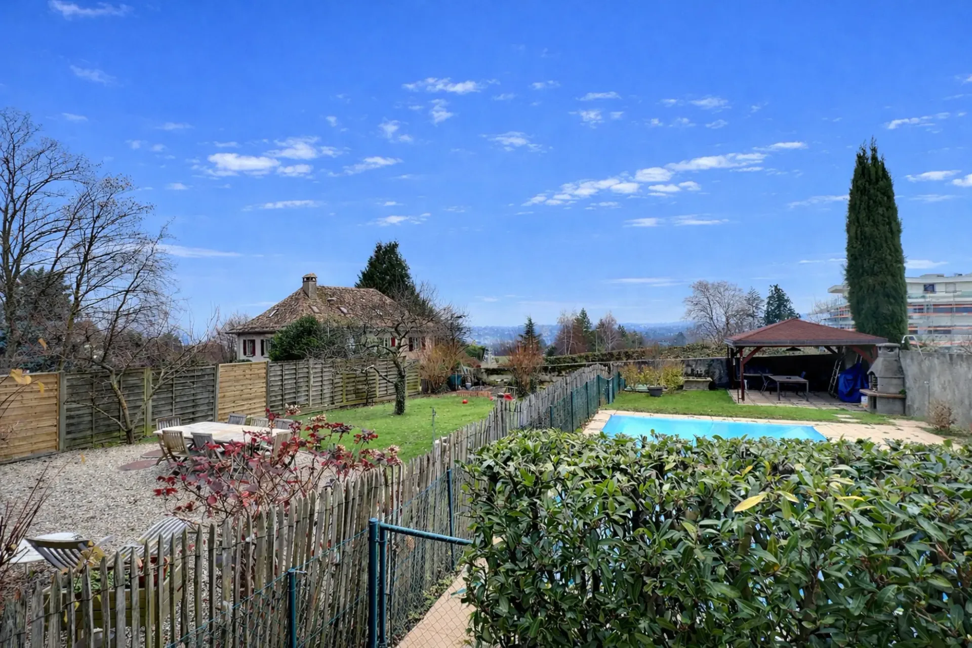 Schönes Apartment mit Pool und Seeblick